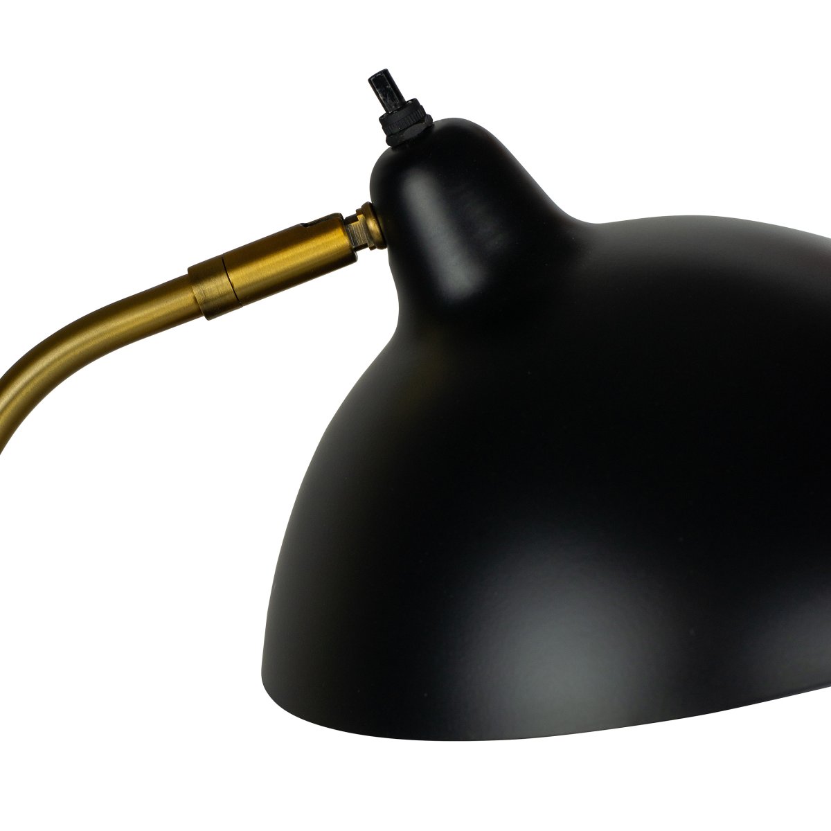Futura 55cm Messing bordlampe Fra Dyberg Larsen - Den sorte overflade og den antikfarvede inderside af sk&aelig;rmen spreder et varmt lys og skaber en hyggelig atmosf&aelig;re i hjemmet.