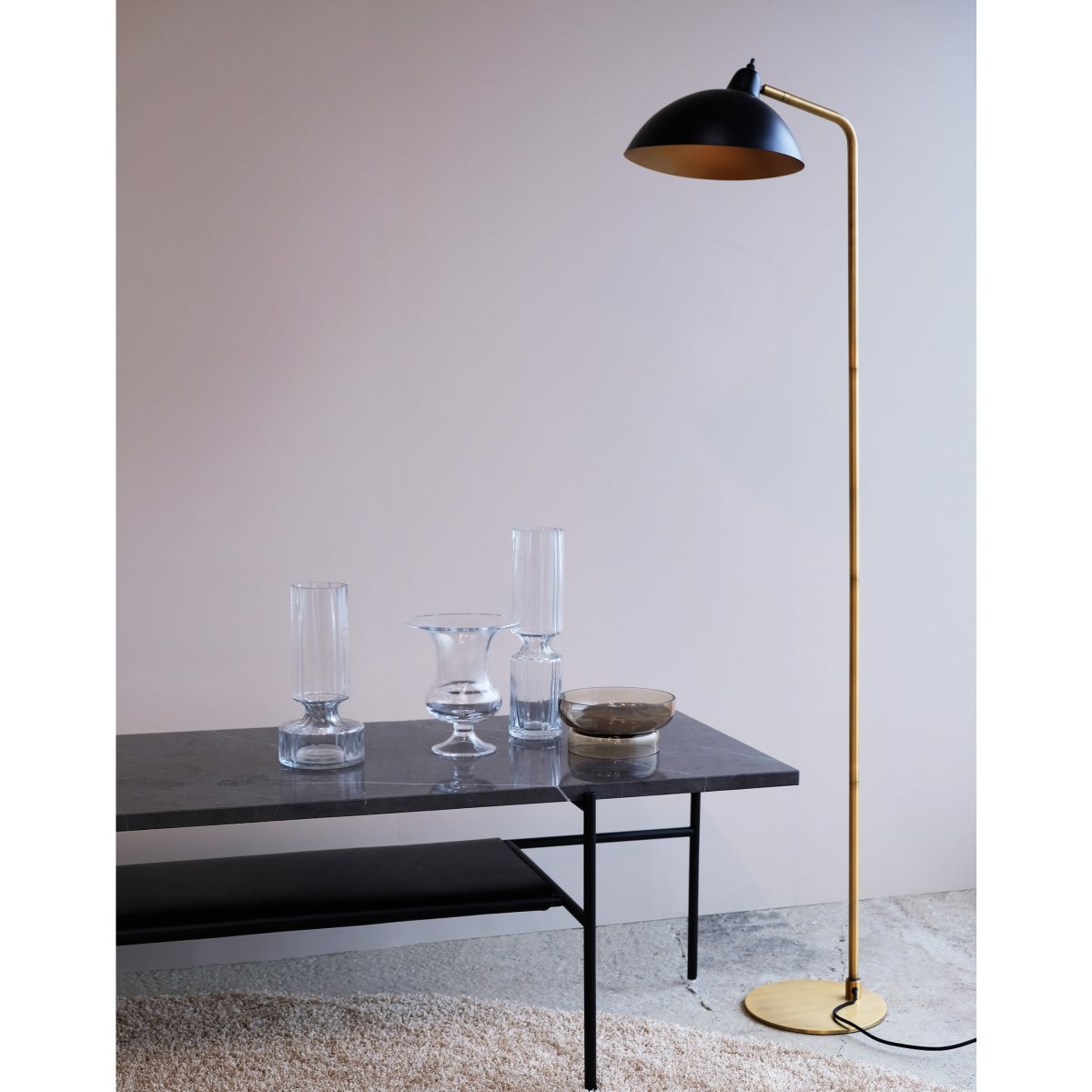 Futura Messing gulvlampe Fra Dyberg Larsen - Den sorte overflade og den antikfarvede inderside af sk&aelig;rmen spreder et varmt lys og skaber en hyggelig atmosf&aelig;re i hjemmet.