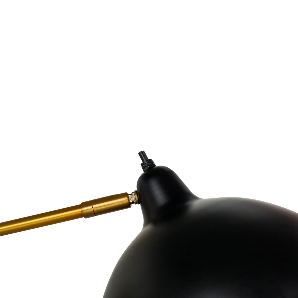 Futura Messing gulvlampe Fra Dyberg Larsen - Den sorte overflade og den antikfarvede inderside af sk&aelig;rmen spreder et varmt lys og skaber en hyggelig atmosf&aelig;re i hjemmet.