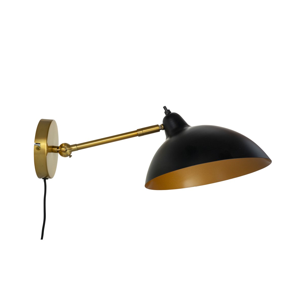 Futura 43cm Messing væglampe Fra Dyberg Larsen - Futura passer perfekt som læselampe i soveværelset og stuen med sin vinklede skærm eller tændt; andre steder, der har brug for elegant belysning.