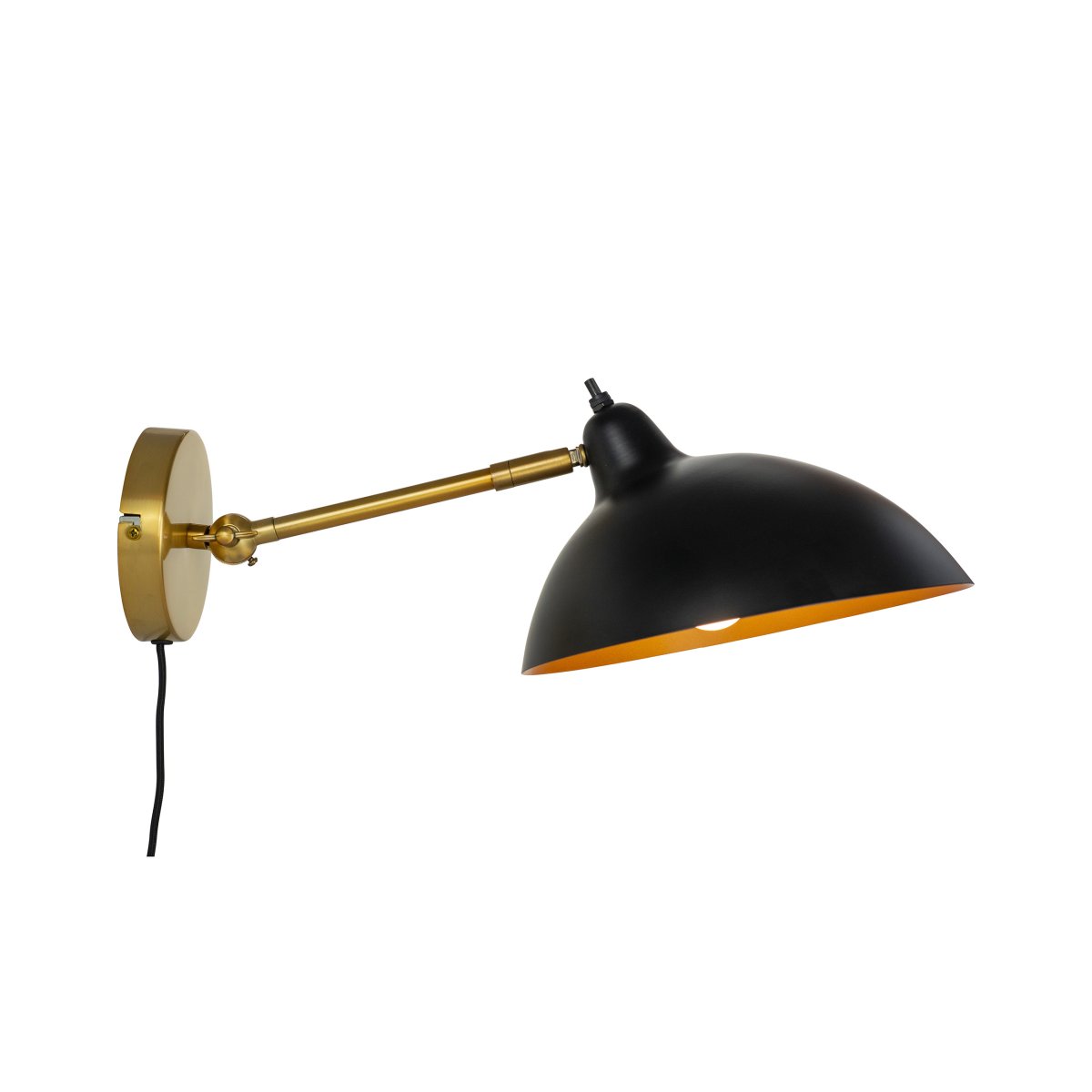 Futura 43cm Messing væglampe Fra Dyberg Larsen - Futura passer perfekt som læselampe i soveværelset og stuen med sin vinklede skærm eller tændt; andre steder, der har brug for elegant belysning.