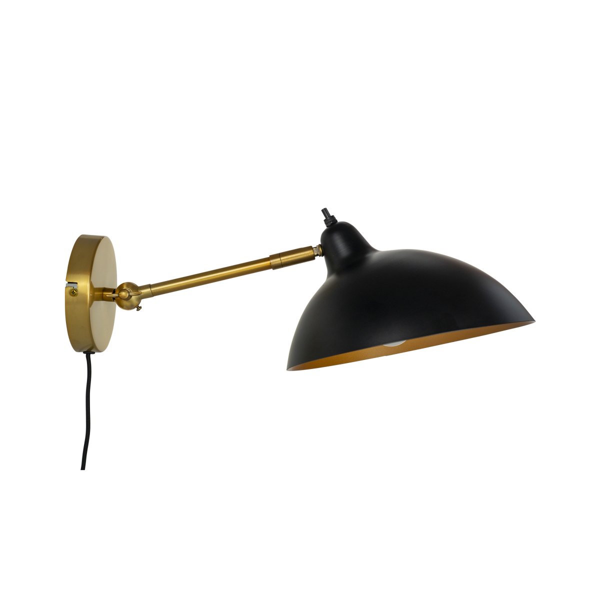 Futura 43cm Messing væglampe Fra Dyberg Larsen - Futura passer perfekt som læselampe i soveværelset og stuen med sin vinklede skærm eller tændt; andre steder, der har brug for elegant belysning.
