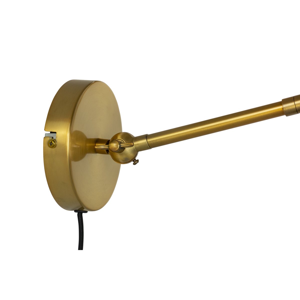 Futura 43cm Messing væglampe Fra Dyberg Larsen - Futura passer perfekt som læselampe i soveværelset og stuen med sin vinklede skærm eller tændt; andre steder, der har brug for elegant belysning.
