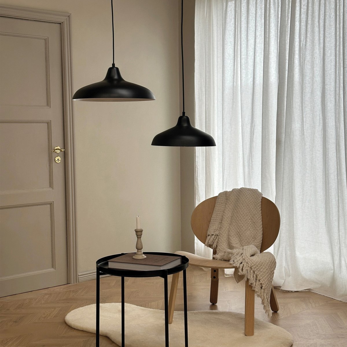 Futura Ø40 Sort loftslampe Fra Dyberg Larsen - Futura loftslampe fra Dyberg Larsen har en smuk form og klassisk design.