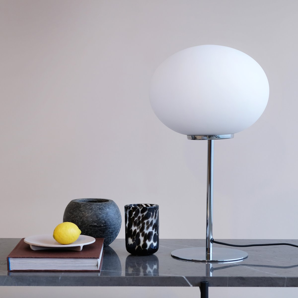 Queen 50cm Chrom bordlampe Fra Dyberg Larsen - Queen er en elegant metalbordlampe med kromfinish.
