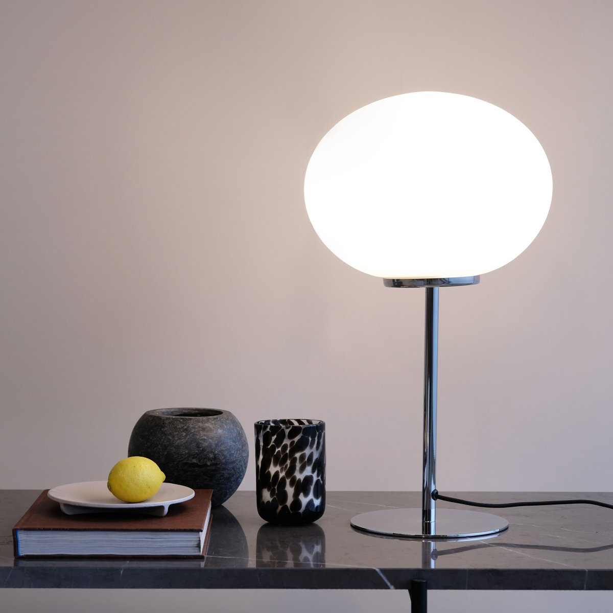 Queen 50cm Chrom bordlampe Fra Dyberg Larsen - Queen er en elegant metalbordlampe med kromfinish.