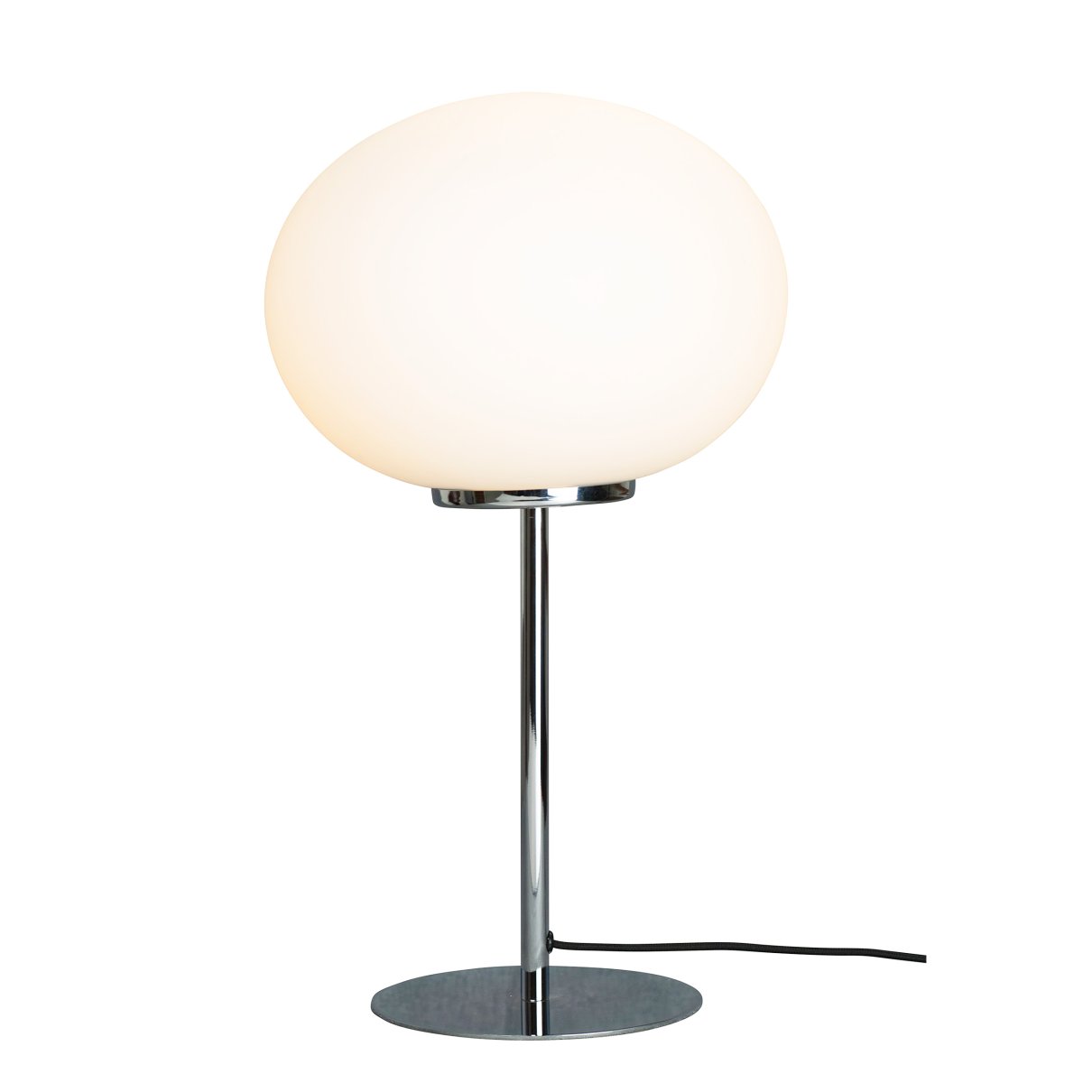 Queen 50cm Chrom bordlampe Fra Dyberg Larsen - Queen er en elegant metalbordlampe med kromfinish.