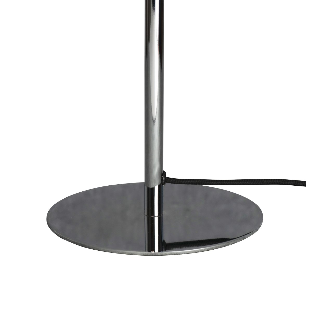 Queen 50cm Chrom bordlampe Fra Dyberg Larsen - Queen er en elegant metalbordlampe med kromfinish.