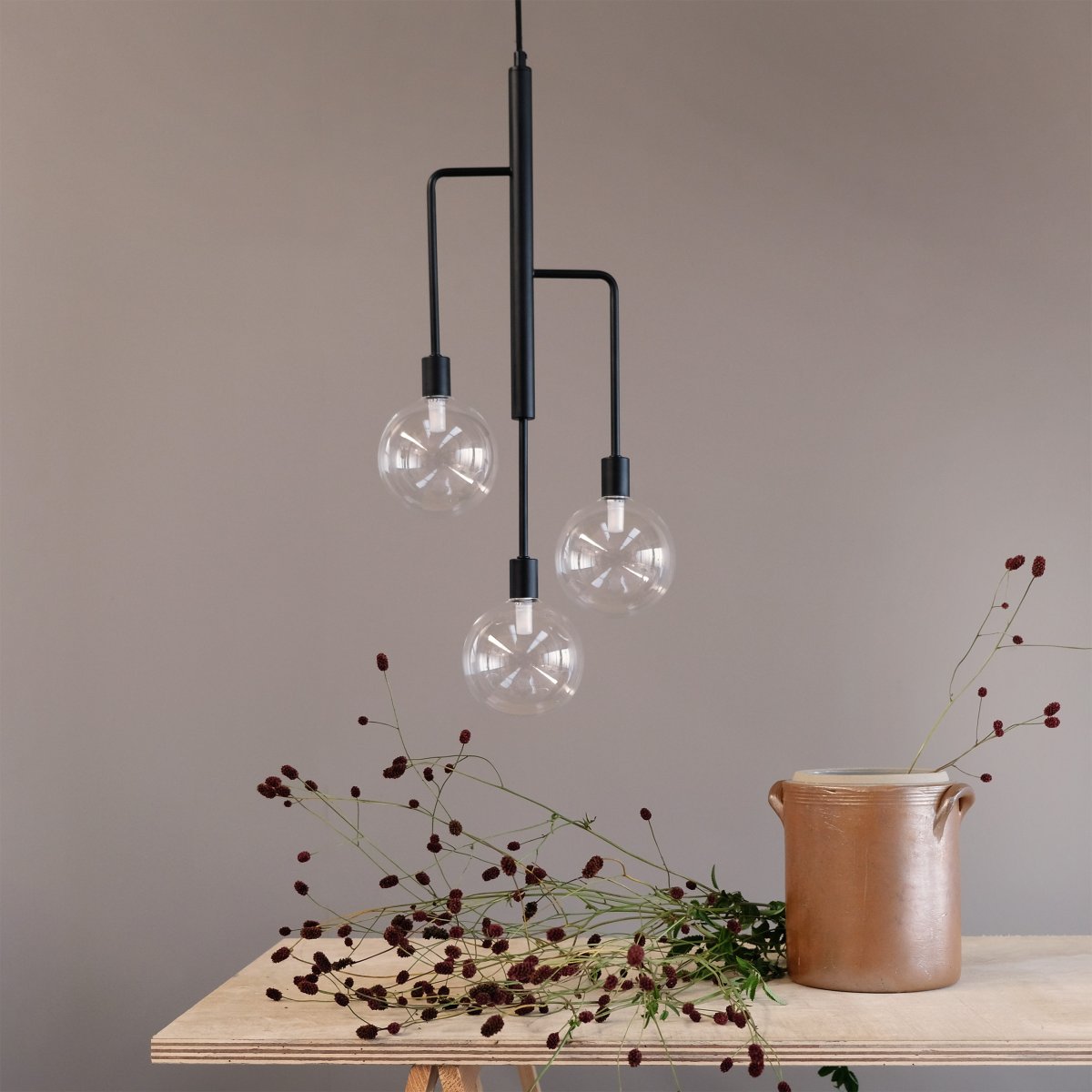 Chester 32cm Sort loftslampe Fra Dyberg Larsen - Chester loftslampe med tre arme og røget glas.