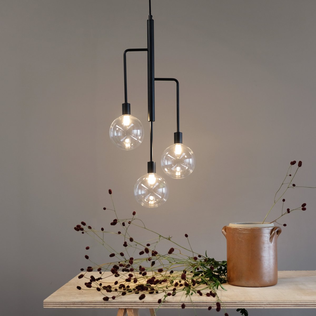 Chester 32cm Sort loftslampe Fra Dyberg Larsen - Chester loftslampe med tre arme og røget glas.