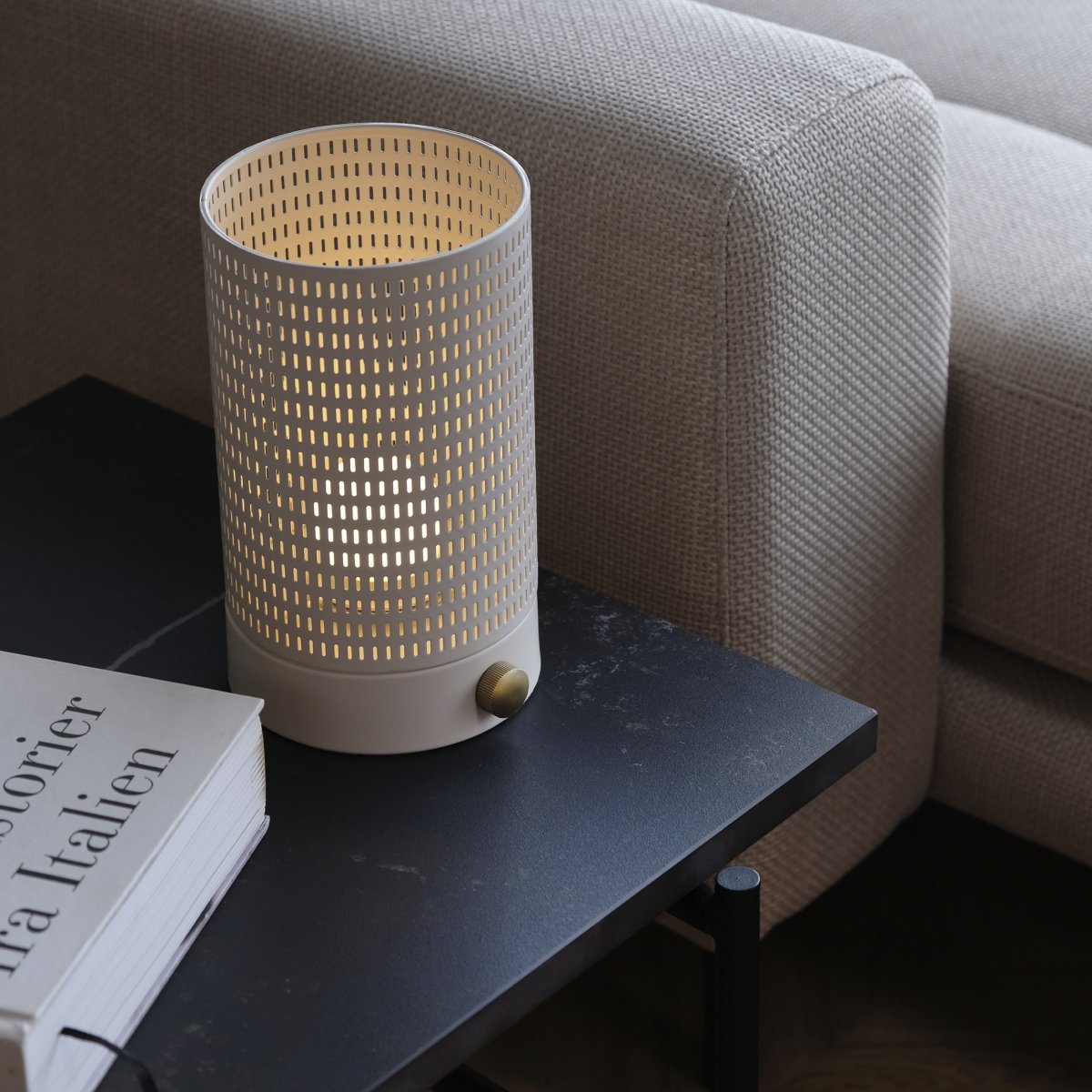 Mesh 20cm Hvid bærbar Fra Dyberg Larsen - Den kan bruges b&aring;de indend&oslash;rs og udend&oslash;rs, og spreder et smukt lys gennem sit elegante metalnet.