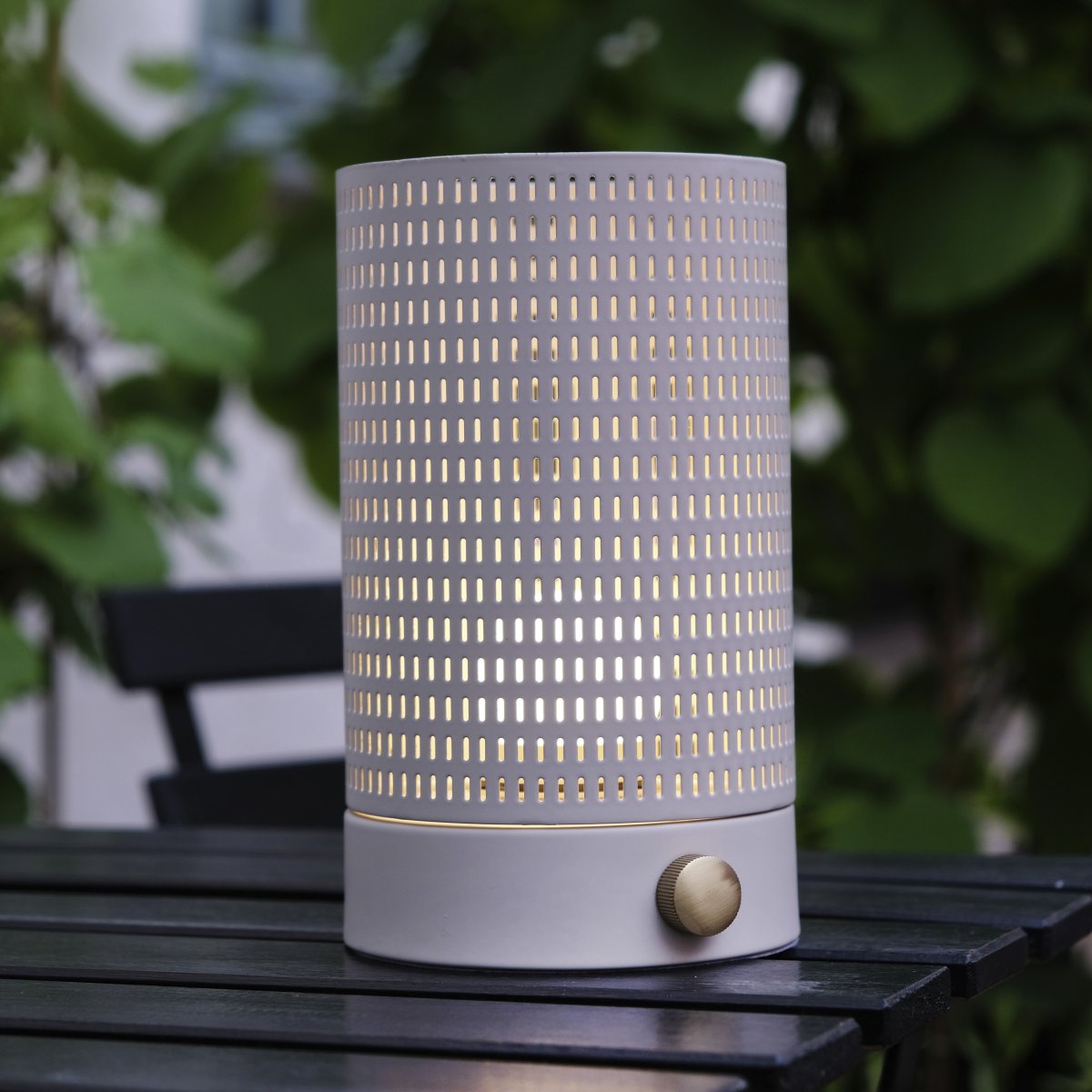 Mesh 20cm Hvid bærbar Fra Dyberg Larsen - Den kan bruges b&aring;de indend&oslash;rs og udend&oslash;rs, og spreder et smukt lys gennem sit elegante metalnet.