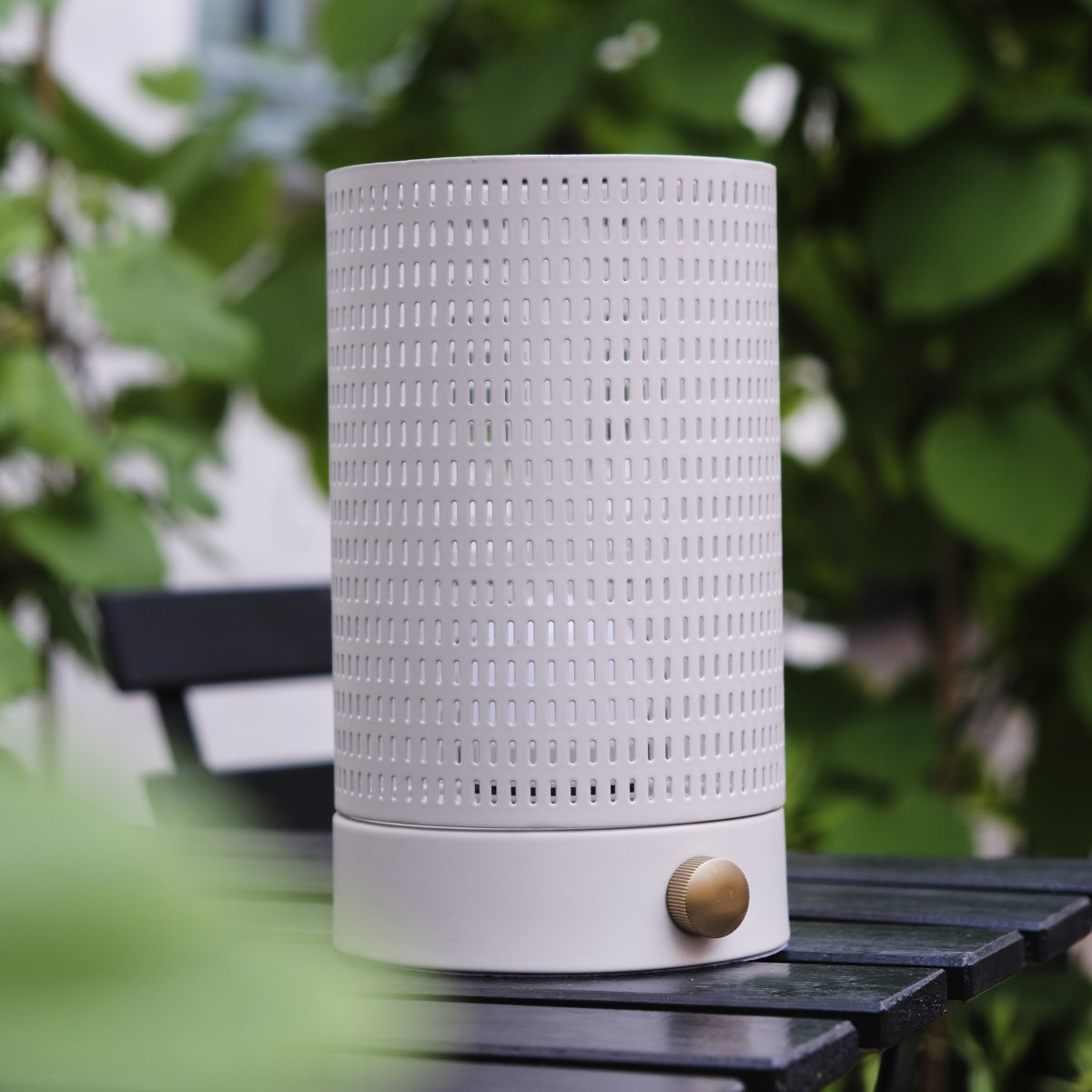 Mesh 20cm Hvid bærbar Fra Dyberg Larsen - Den kan bruges b&aring;de indend&oslash;rs og udend&oslash;rs, og spreder et smukt lys gennem sit elegante metalnet.