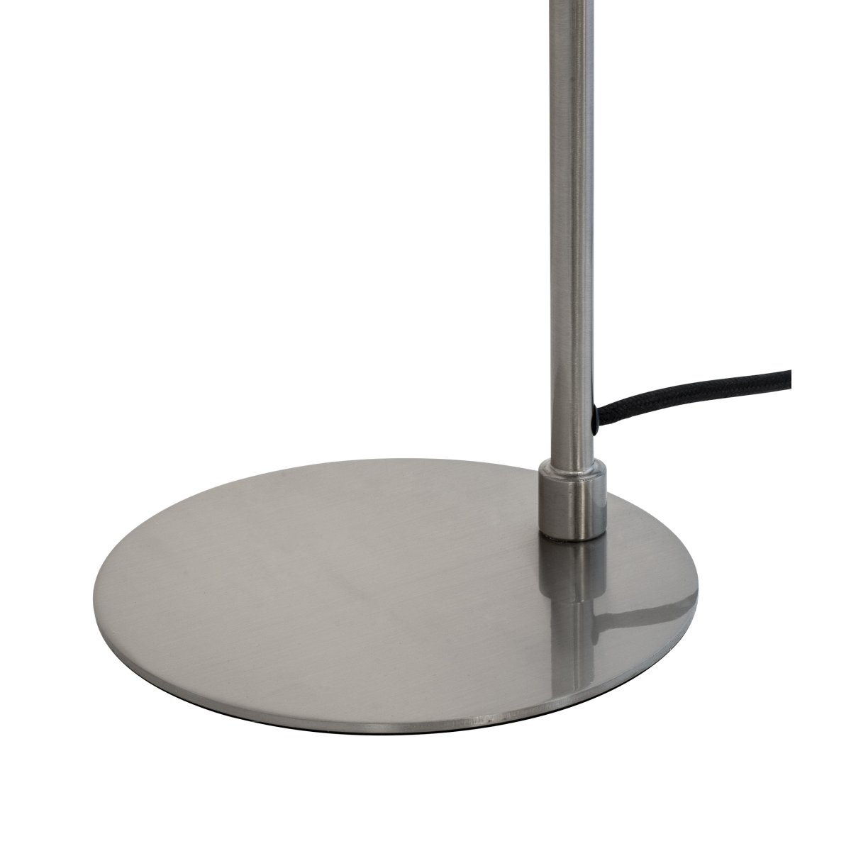 Oswald 40cm Børstet stål skrivebordslampe Fra Dyberg Larsen - Lampeskærmen er justerbar og kan vinkles for at give tilpasset lys, hvilket gør lampen til en fleksibel belysningsløsning til hjemmet.