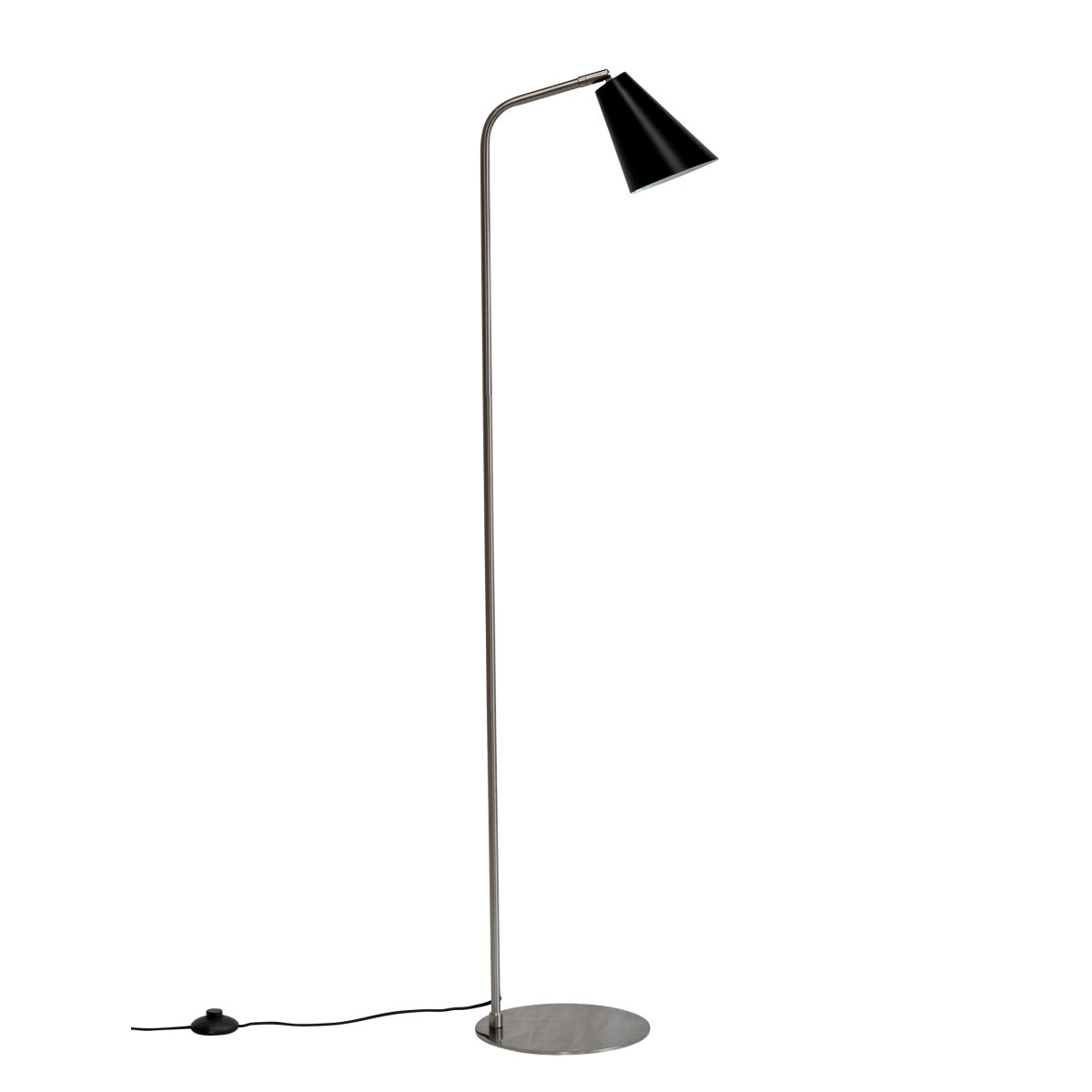 Oswald Børstet stål gulvlampe Fra Dyberg Larsen - Lampeskærmen er justerbar og kan vinkles for at give tilpasset lys, hvilket gør lampen til en fleksibel belysningsløsning til hjemmet.