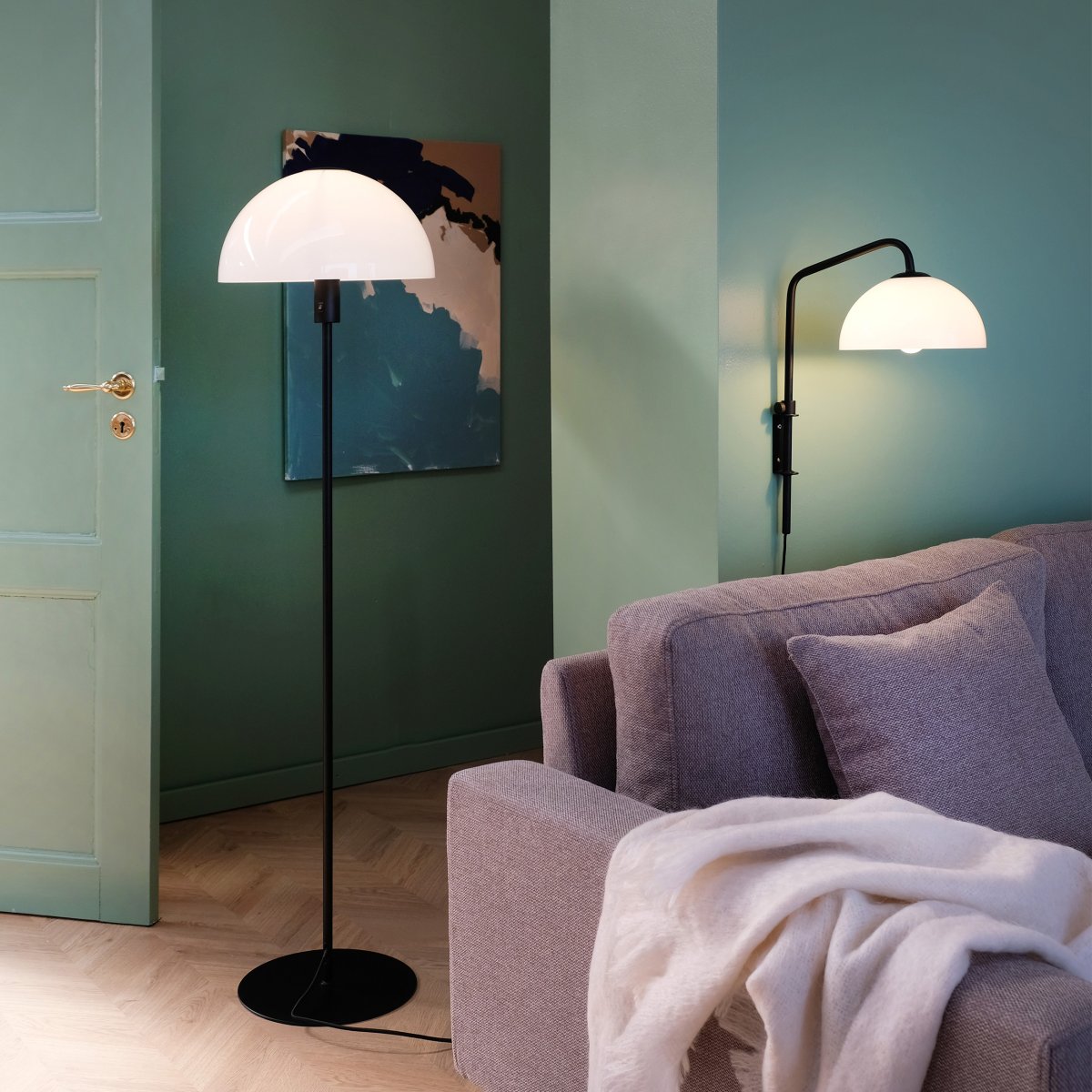 Jazz Sort gulvlampe Fra Dyberg Larsen - Gulvlampe i opal hvidt glas med fod i mat sort metal.