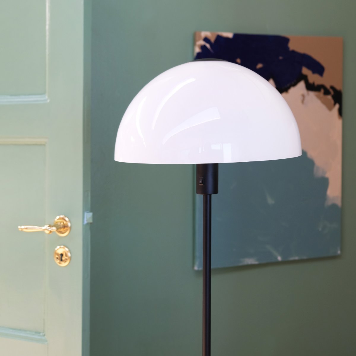 Jazz Sort gulvlampe Fra Dyberg Larsen - Gulvlampe i opal hvidt glas med fod i mat sort metal.