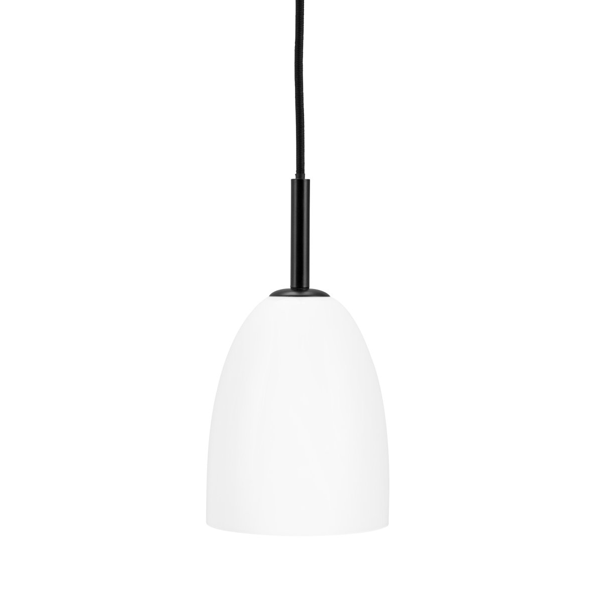 Jazz Ø12 Sort loftslampe Fra Dyberg Larsen - Jazz pendel i opal hvidt glas kombinerer en moderne glasskærm med minimalistisk sort ophæng, hvilket giver et sofistikeret touch til ethvert interiør.