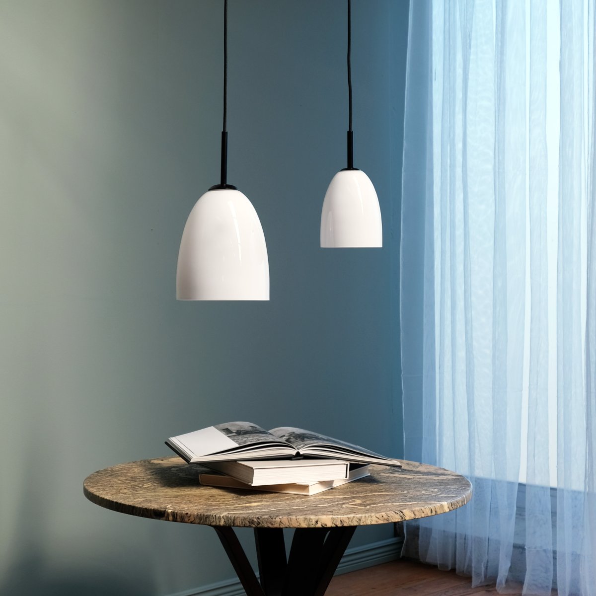 Jazz Ø12 Sort loftslampe Fra Dyberg Larsen - Jazz pendel i opal hvidt glas kombinerer en moderne glasskærm med minimalistisk sort ophæng, hvilket giver et sofistikeret touch til ethvert interiør.