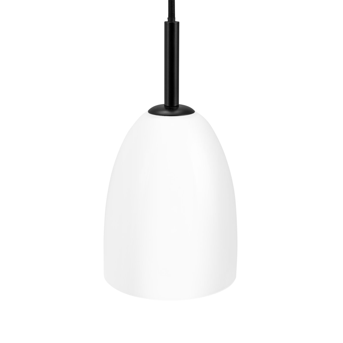 Jazz Ø12 Sort loftslampe Fra Dyberg Larsen - Jazz pendel i opal hvidt glas kombinerer en moderne glasskærm med minimalistisk sort ophæng, hvilket giver et sofistikeret touch til ethvert interiør.