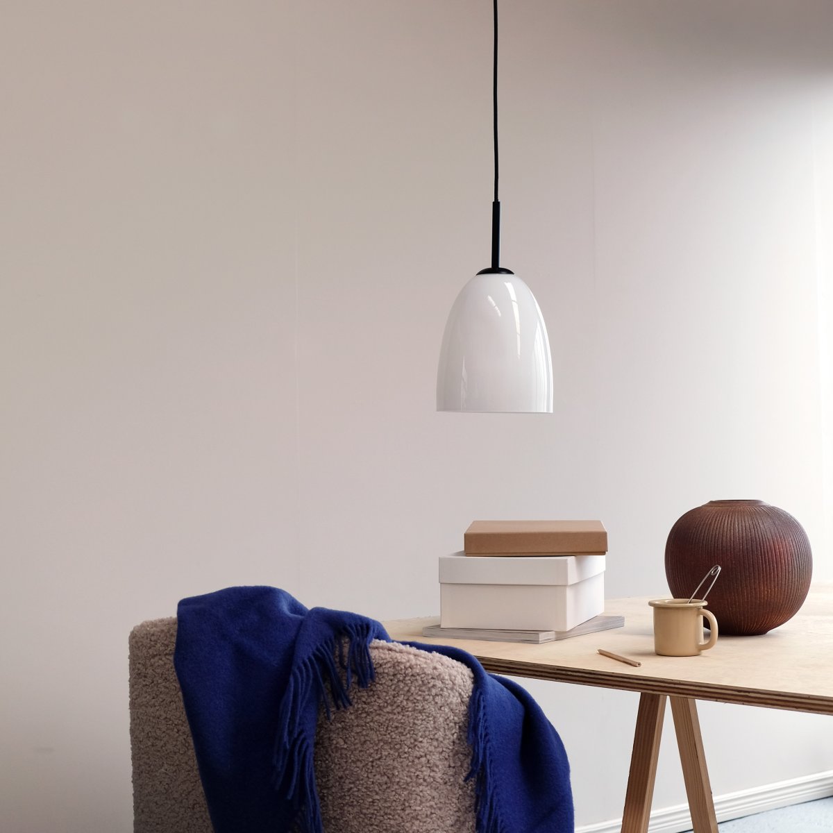 Jazz Ø18 Sort loftslampe Fra Dyberg Larsen - Jazz pendel i opal hvidt glas kombinerer en moderne glasskærm med minimalistisk sort ophæng, hvilket giver et sofistikeret touch til ethvert interiør.