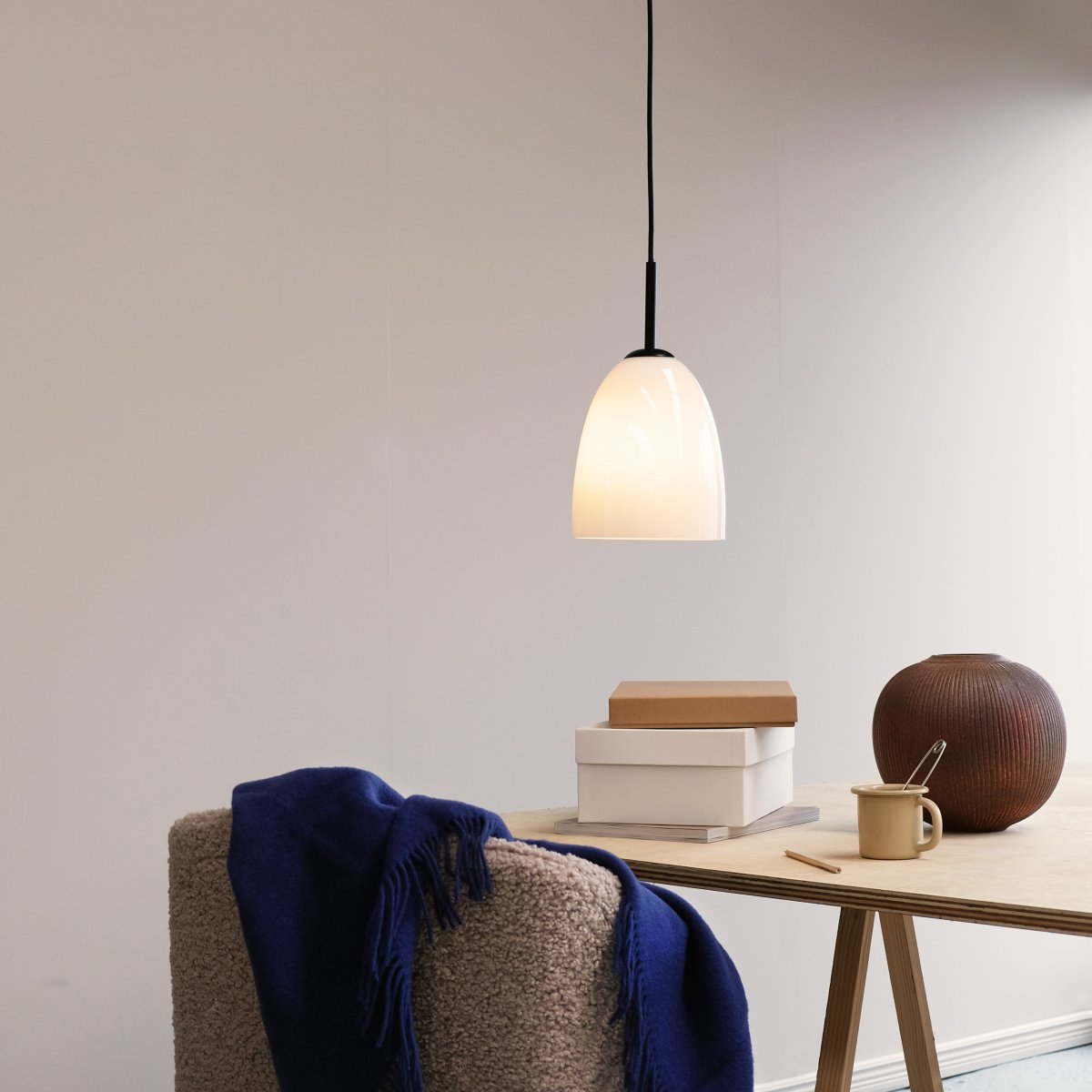 Jazz Ø18 Sort loftslampe Fra Dyberg Larsen - Jazz pendel i opal hvidt glas kombinerer en moderne glasskærm med minimalistisk sort ophæng, hvilket giver et sofistikeret touch til ethvert interiør.