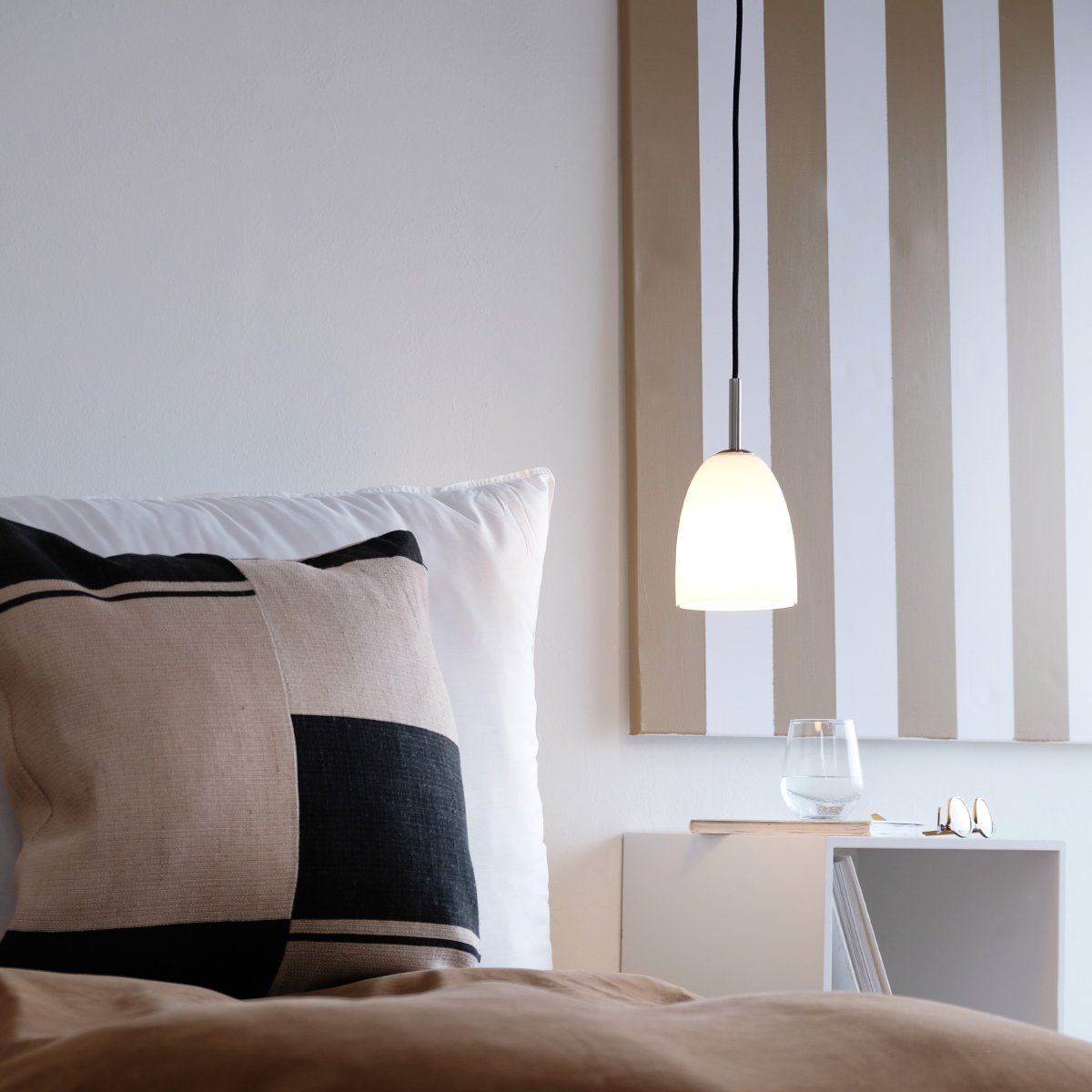 Jazz Ø12 Børstet stål loftslampe Fra Dyberg Larsen - Jazz er et glimrende valg for dig, der ønsker både æstetik og kvalitet i dit hjem.