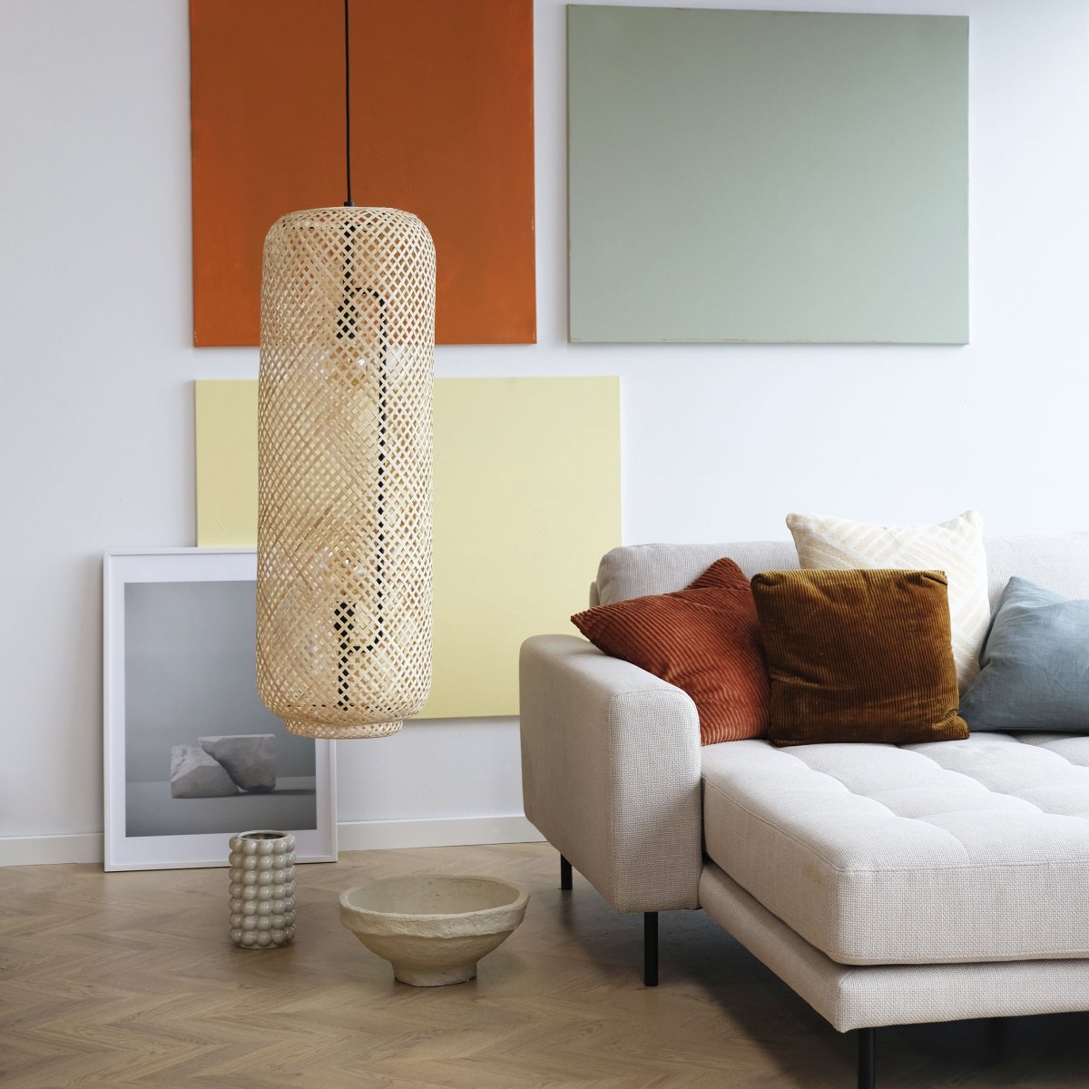 Boom Ø30 Natur loftslampe Fra Dyberg Larsen - Smuk, håndvævet bambus pendel i naturlig farve, der spreder et varmt og indbydende lys.