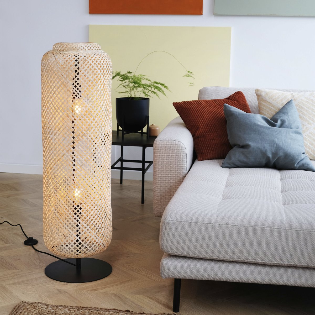 Boom Natur gulvlampe Fra Dyberg Larsen - Boom gulvlampe fra Dyberg Larsen er en smuk, håndvævet lampe i bambus og naturlig farve, der skaber et varmt og indbydende lys.