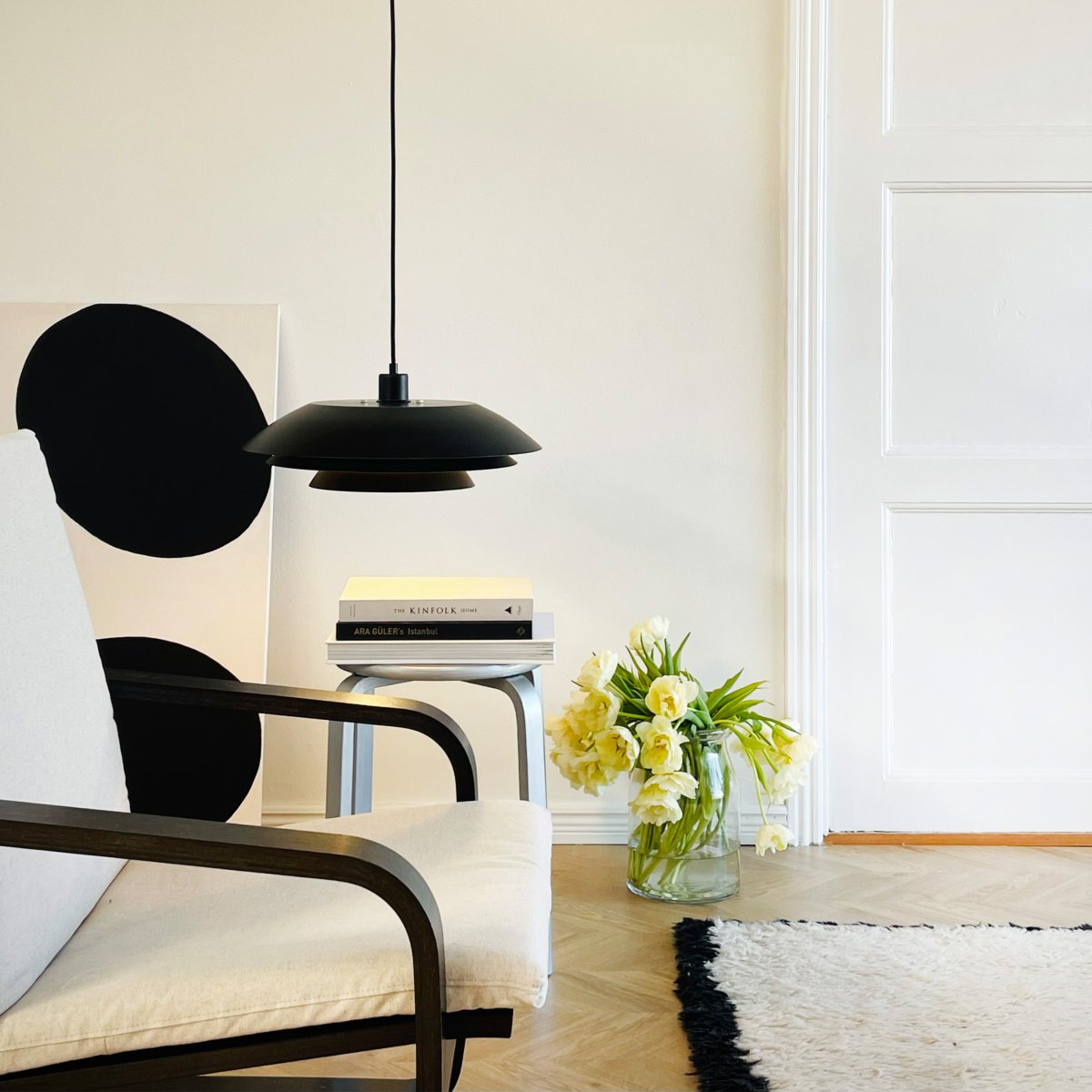 DL45 Ø45 Sort loftslampe Fra Dyberg Larsen - DL45 pendel i matsort metal passer perfekt i st&oslash;rre og mere &aring;bne rum, hvor lampen bliver en central del af interi&oslash;ret.