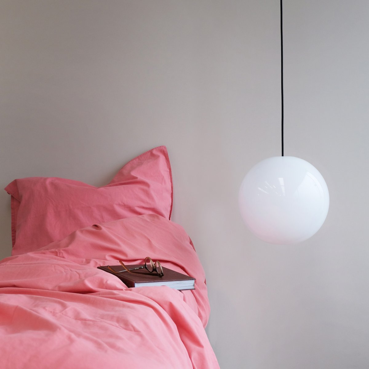 Cafè Ø20 Opal loftslampe Fra Dyberg Larsen - Dette giver et smukt lys, der lyser både over et bord, i et hjørne, ved sengen eller i et hyggehjørne.