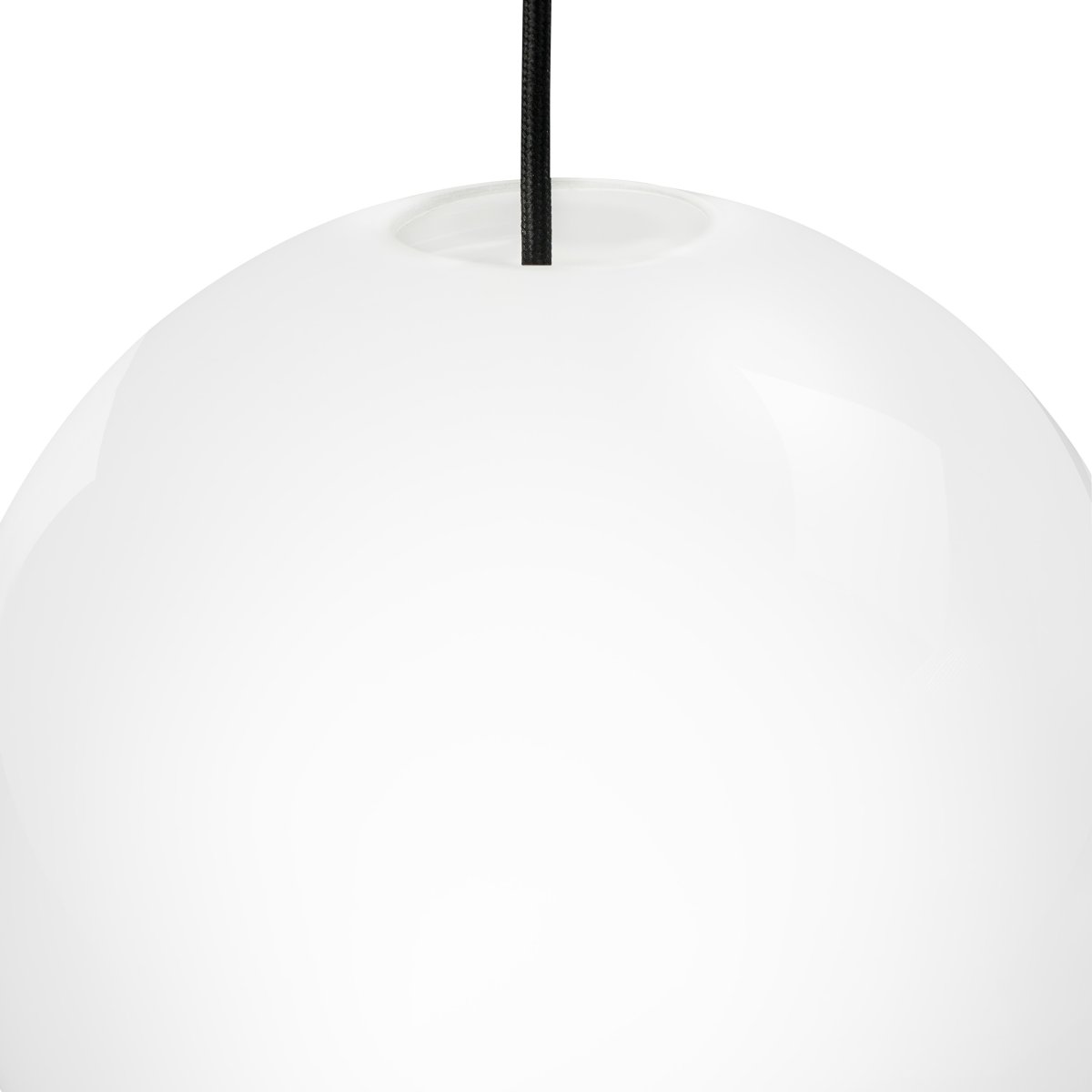 Cafè Ø20 Opal loftslampe Fra Dyberg Larsen - Dette giver et smukt lys, der lyser både over et bord, i et hjørne, ved sengen eller i et hyggehjørne.