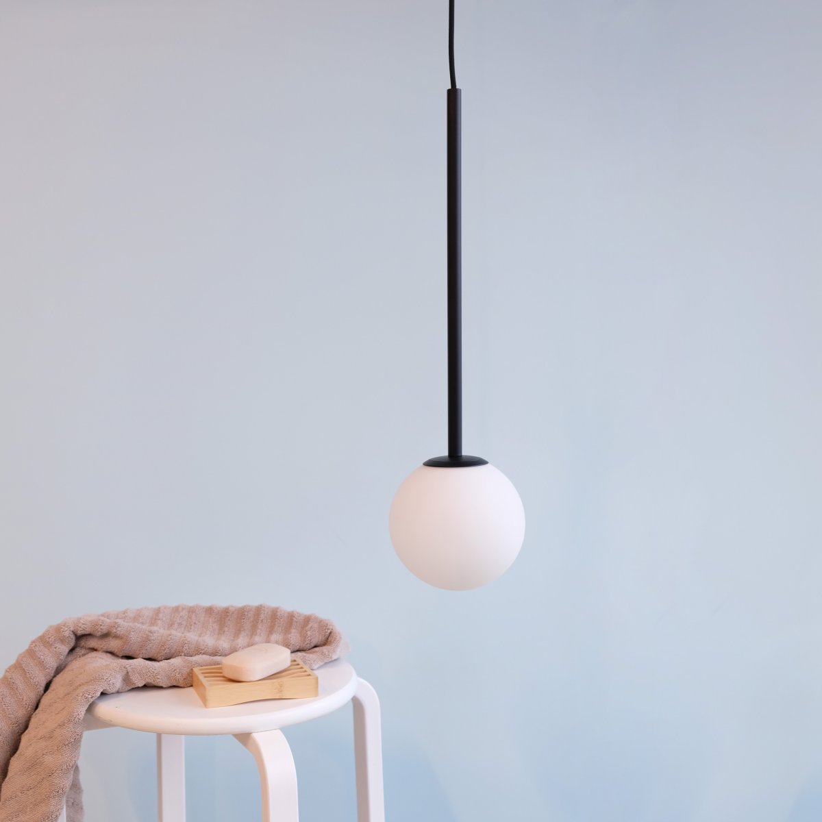 Otello Ø15 Opal loftslampe Fra Dyberg Larsen - Lampen kan bruges i mange rum, enten alene eller i klynger, for at skabe en elegant og moderne atmosfære.