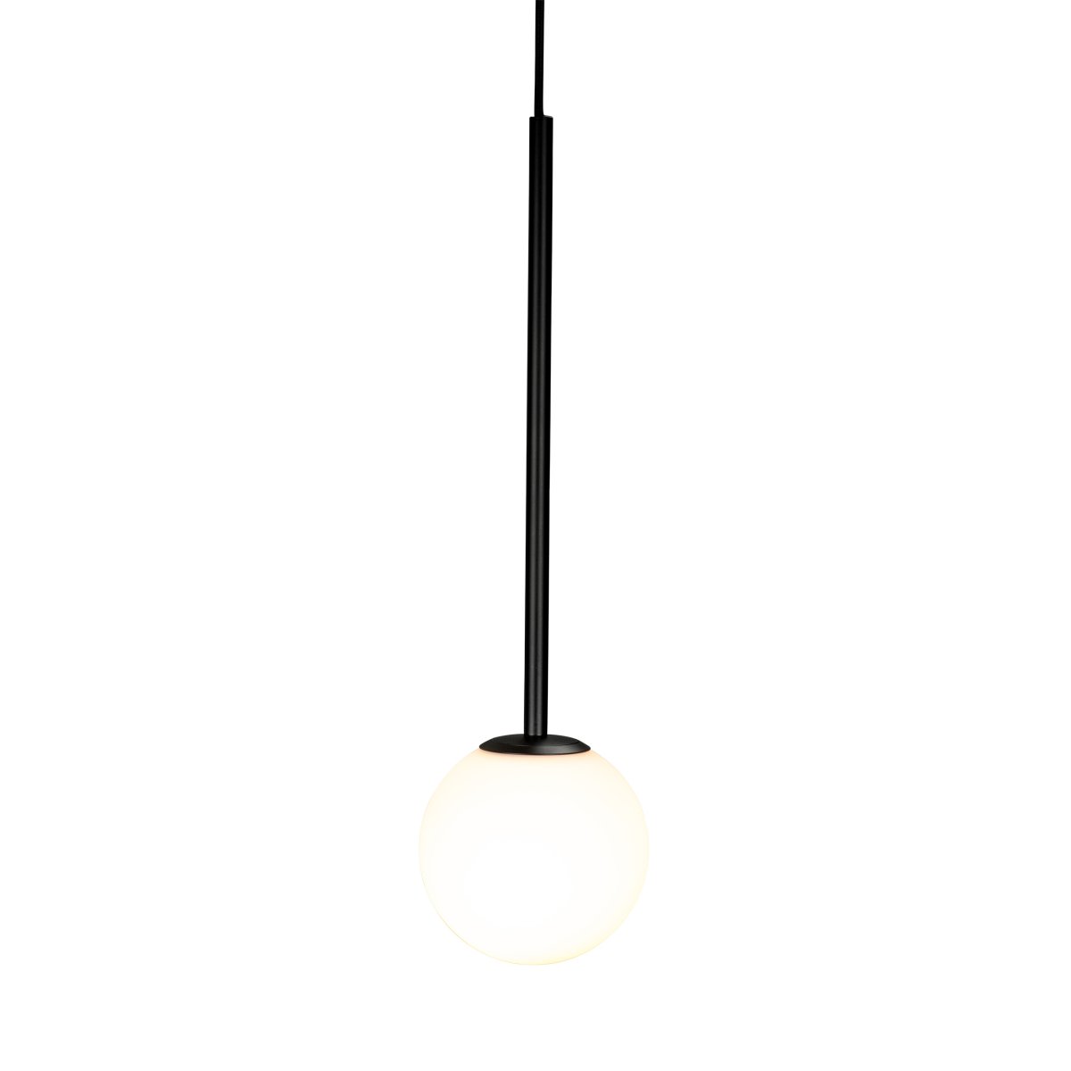 Otello Ø15 Opal loftslampe Fra Dyberg Larsen - Lampen kan bruges i mange rum, enten alene eller i klynger, for at skabe en elegant og moderne atmosfære.