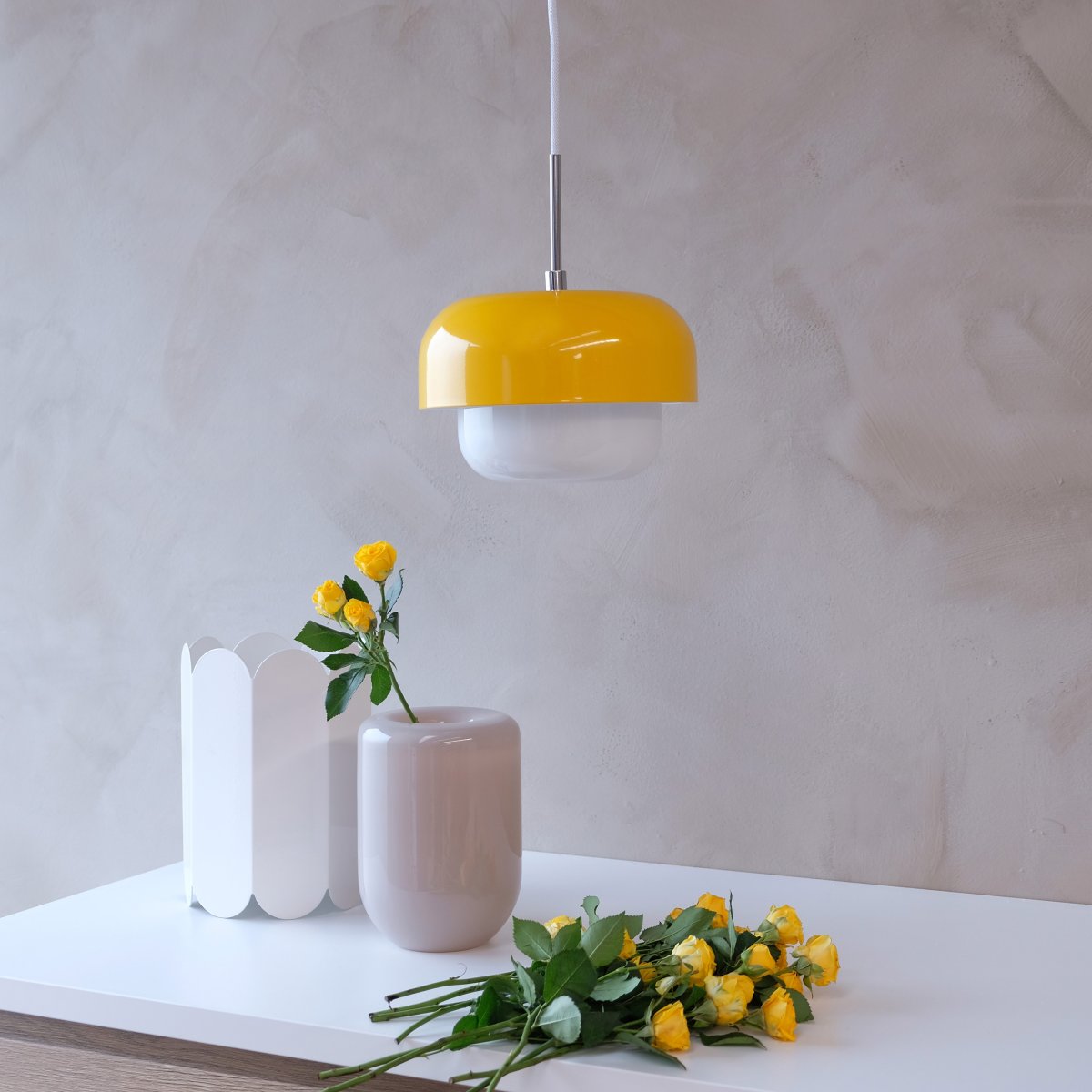 Haipot Ø23 Gul loftslampe Fra Dyberg Larsen - Haipot-lampen har en elegant lampeskærm i opalglas og en knaldgul metalskærm.