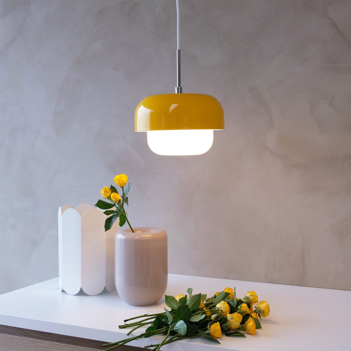 Haipot Ø23 Gul loftslampe Fra Dyberg Larsen - Haipot-lampen har en elegant lampeskærm i opalglas og en knaldgul metalskærm.