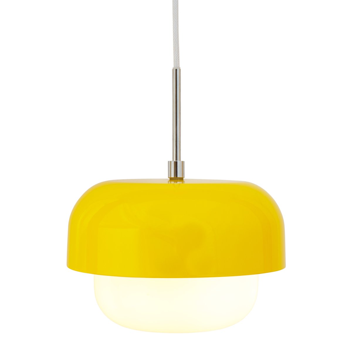 Haipot Ø23 Gul loftslampe Fra Dyberg Larsen - Haipot-lampen har en elegant lampeskærm i opalglas og en knaldgul metalskærm.