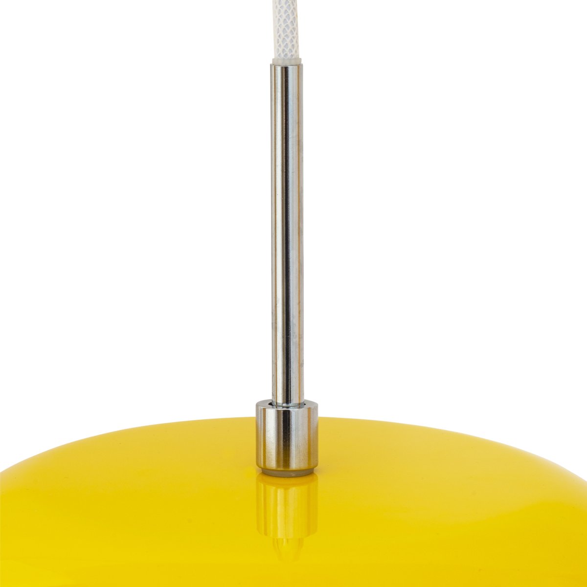Haipot Ø23 Gul loftslampe Fra Dyberg Larsen - Haipot-lampen har en elegant lampeskærm i opalglas og en knaldgul metalskærm.