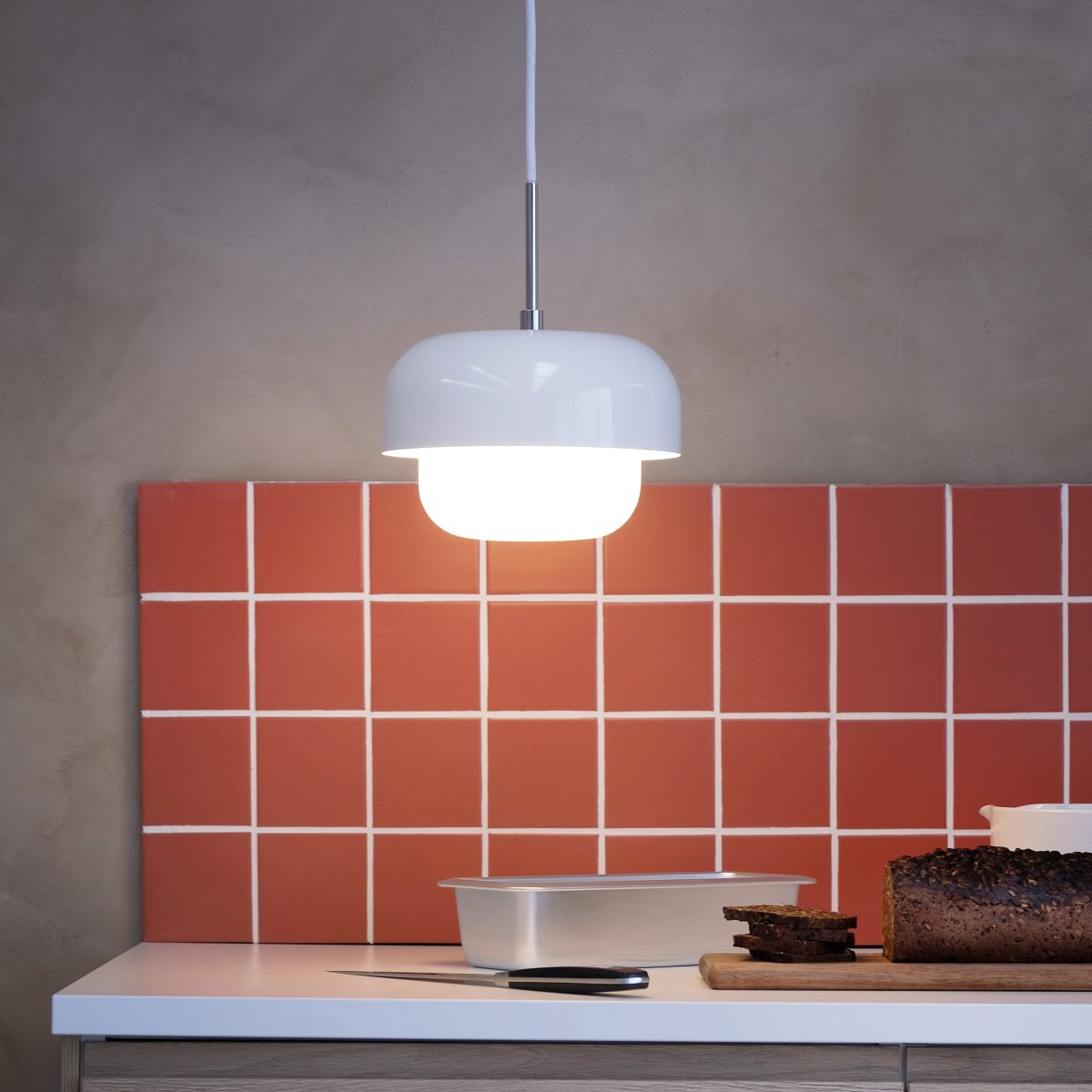 Haipot Ø23 Hvid loftslampe Fra Dyberg Larsen - Haipot lampen har en elegant lampeskærm i opalglas og en hvid metalskærm.