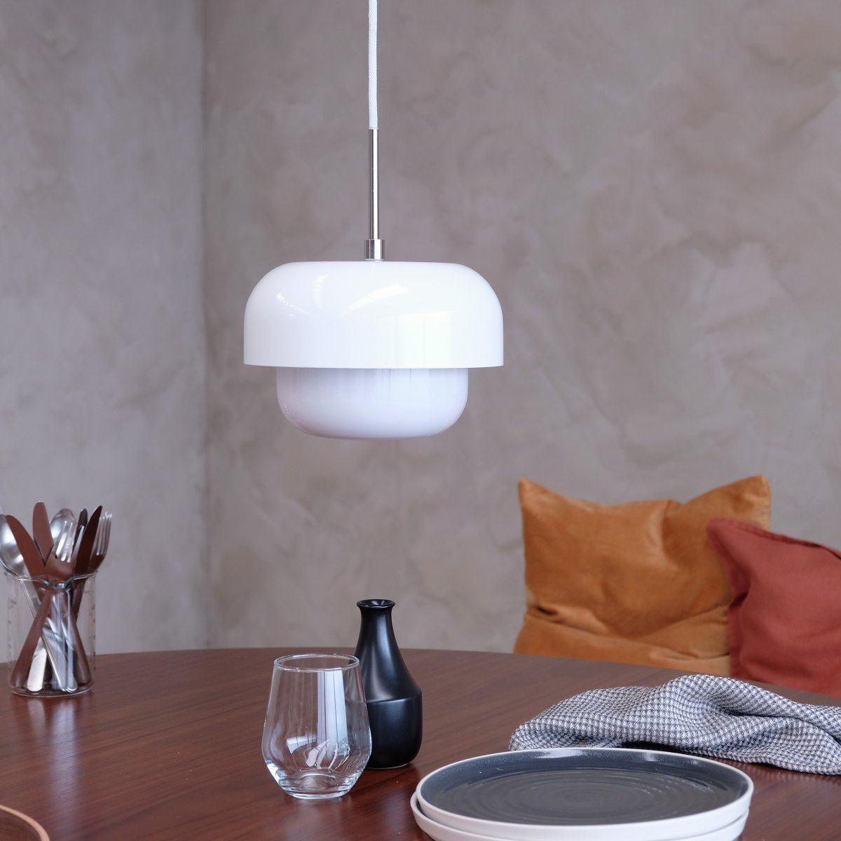 Haipot Ø23 Hvid loftslampe Fra Dyberg Larsen - Haipot lampen har en elegant lampeskærm i opalglas og en hvid metalskærm.