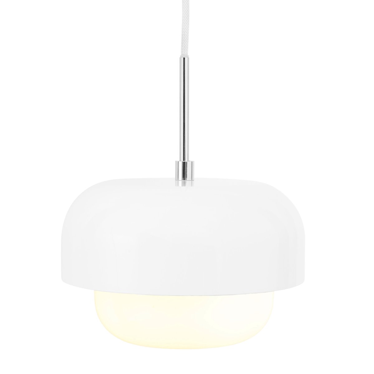Haipot Ø23 Hvid loftslampe Fra Dyberg Larsen - Haipot lampen har en elegant lampeskærm i opalglas og en hvid metalskærm.