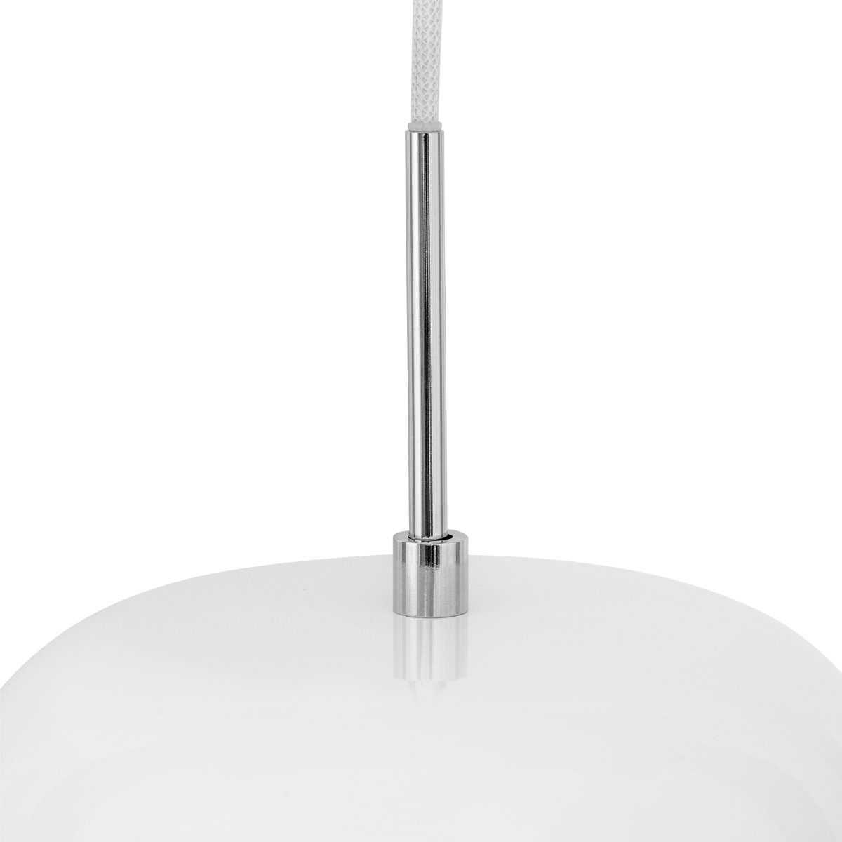 Haipot Ø23 Hvid loftslampe Fra Dyberg Larsen - Haipot lampen har en elegant lampeskærm i opalglas og en hvid metalskærm.