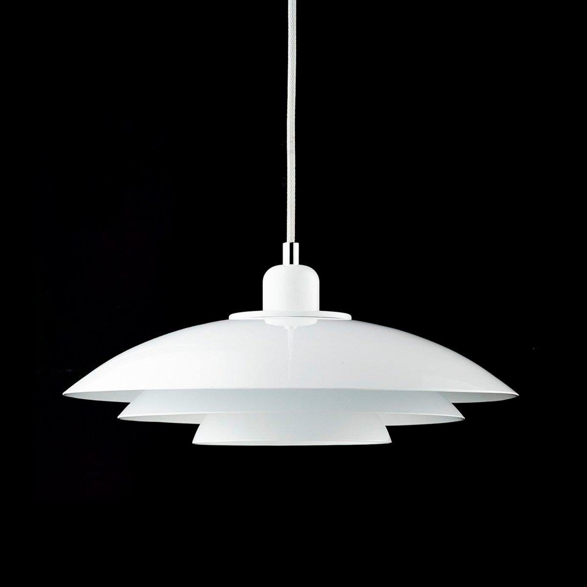 Kaje Ø40 Hvid loftslampe Fra Dyberg Larsen - Den passer ind i ethvert hjem og giver et behageligt og funktionelt lys.