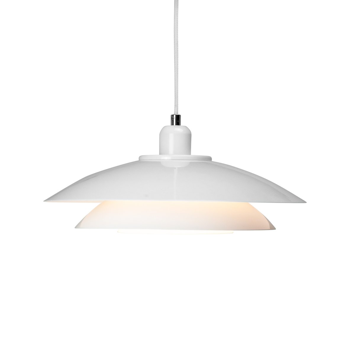 Kaje Ø40 Hvid loftslampe Fra Dyberg Larsen - Den passer ind i ethvert hjem og giver et behageligt og funktionelt lys.