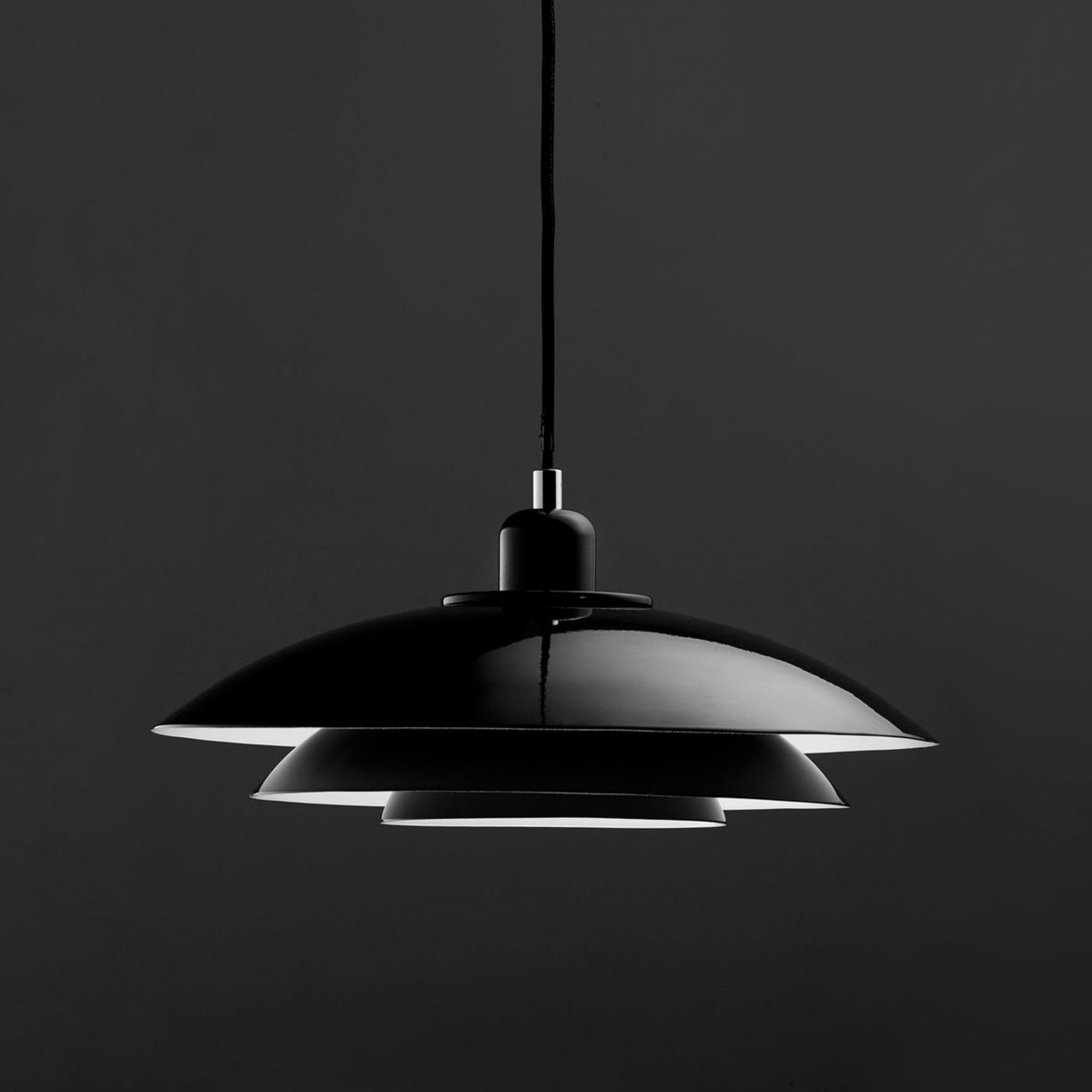 Kaje Ø40 Sort loftslampe Fra Dyberg Larsen - Den passer ind i ethvert hjem og giver et behageligt og funktionelt lys.