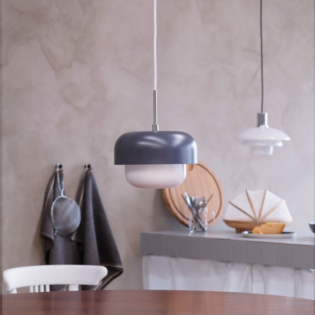 Haipot Ø23 Mørkegrå loftslampe Fra Dyberg Larsen - Haipot lampen har en elegant lampeskærm i opalglas og en dæmpet grå; metalskærm.