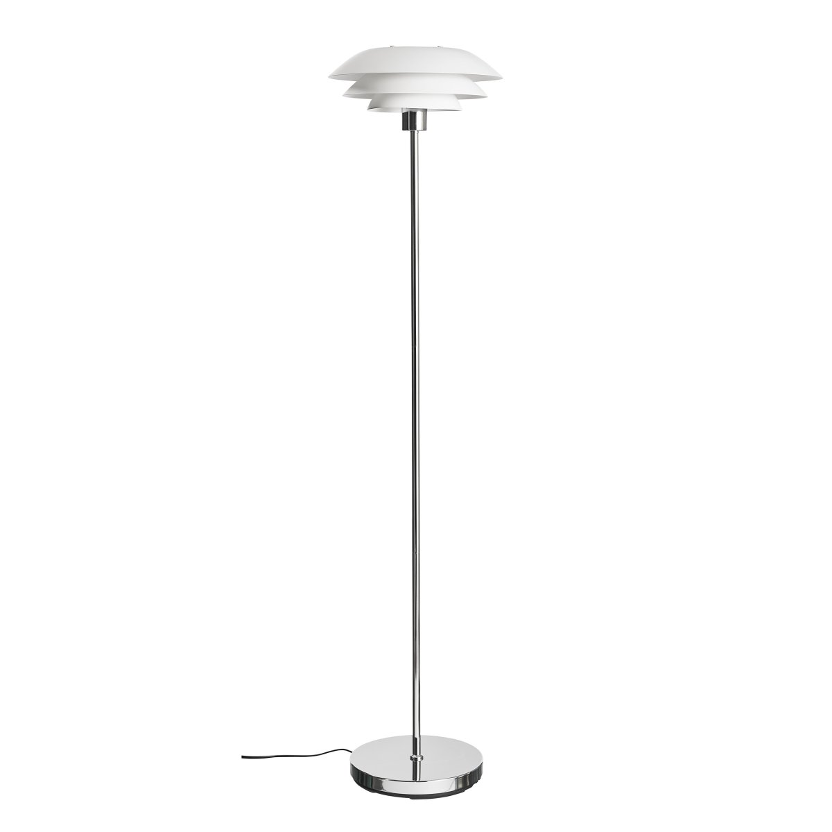 DL31 Hvid gulvlampe Fra Dyberg Larsen - Gulvlampen er klassisk og stilren i hvid i kombination med forkromet metal, perfekt til et m&oslash;rkt hj&oslash;rne af hjemmet, ved siden af sofaen eller som en elegant indretningsdetalje i sig selv.