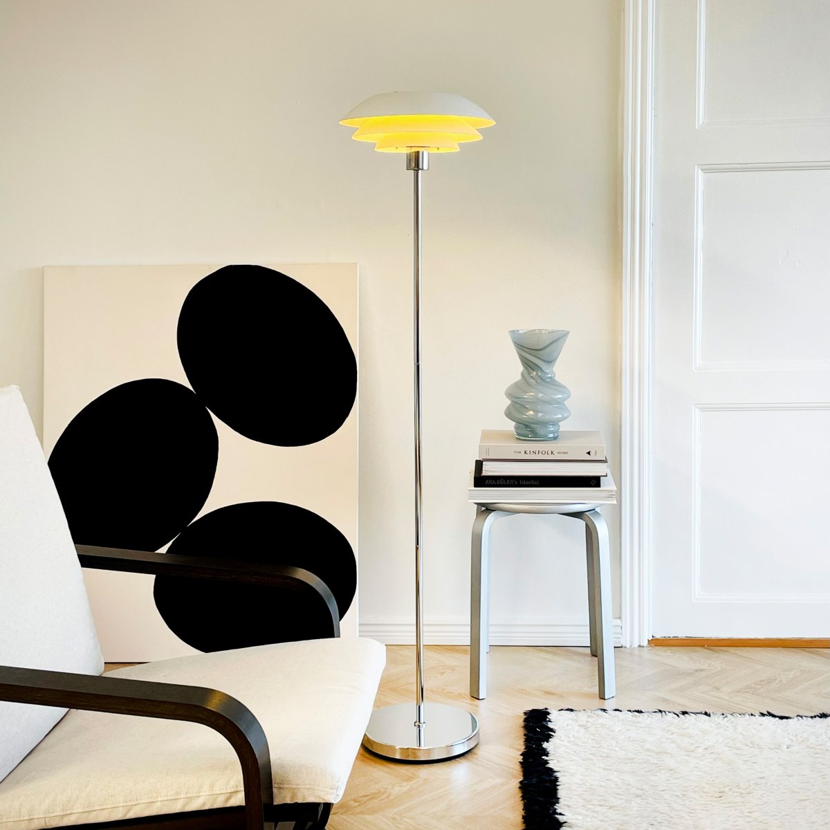DL31 Hvid gulvlampe Fra Dyberg Larsen - Gulvlampen er klassisk og stilren i hvid i kombination med forkromet metal, perfekt til et m&oslash;rkt hj&oslash;rne af hjemmet, ved siden af sofaen eller som en elegant indretningsdetalje i sig selv.