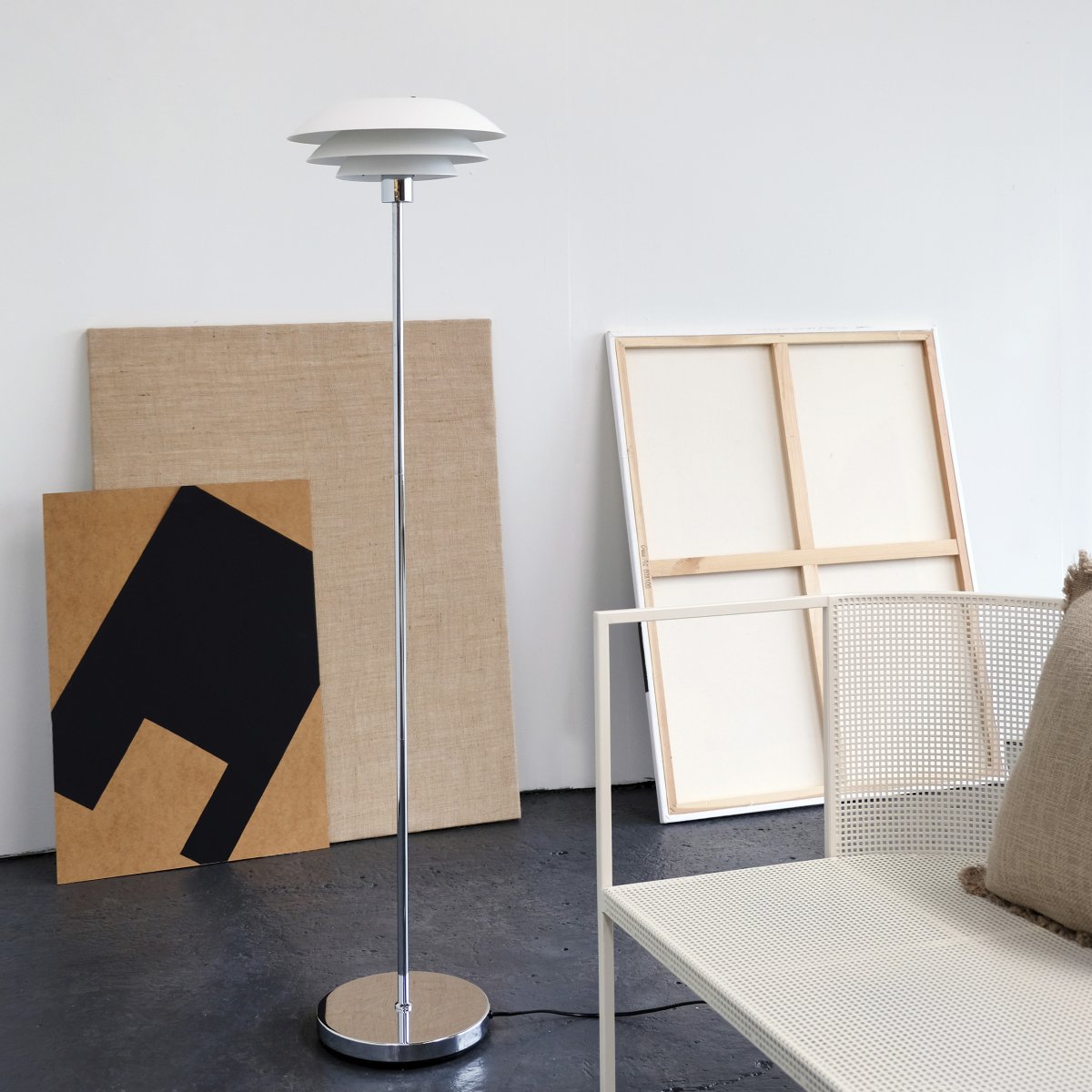 DL31 Hvid gulvlampe Fra Dyberg Larsen - Gulvlampen er klassisk og stilren i hvid i kombination med forkromet metal, perfekt til et m&oslash;rkt hj&oslash;rne af hjemmet, ved siden af sofaen eller som en elegant indretningsdetalje i sig selv.