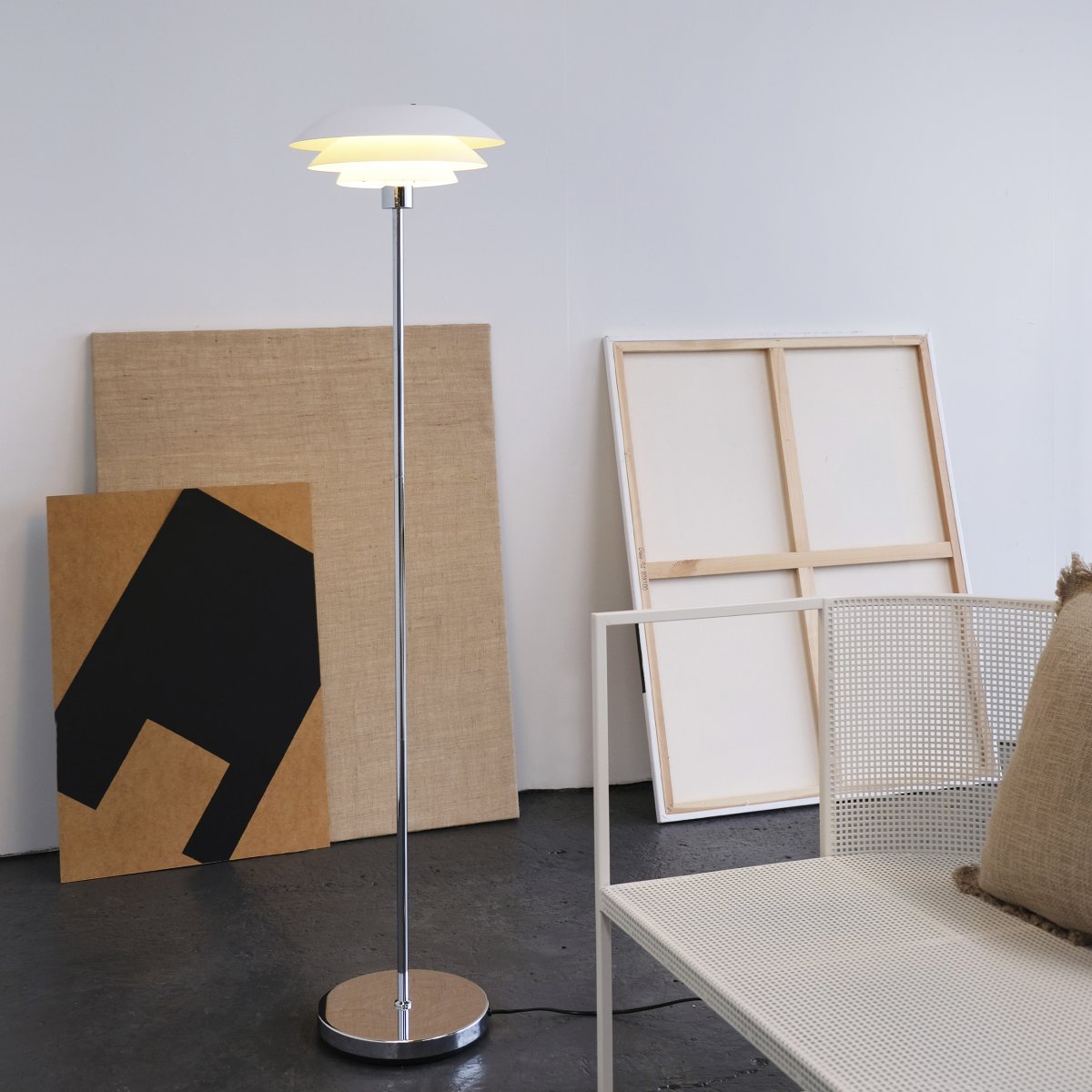 DL31 Hvid gulvlampe Fra Dyberg Larsen - Gulvlampen er klassisk og stilren i hvid i kombination med forkromet metal, perfekt til et m&oslash;rkt hj&oslash;rne af hjemmet, ved siden af sofaen eller som en elegant indretningsdetalje i sig selv.
